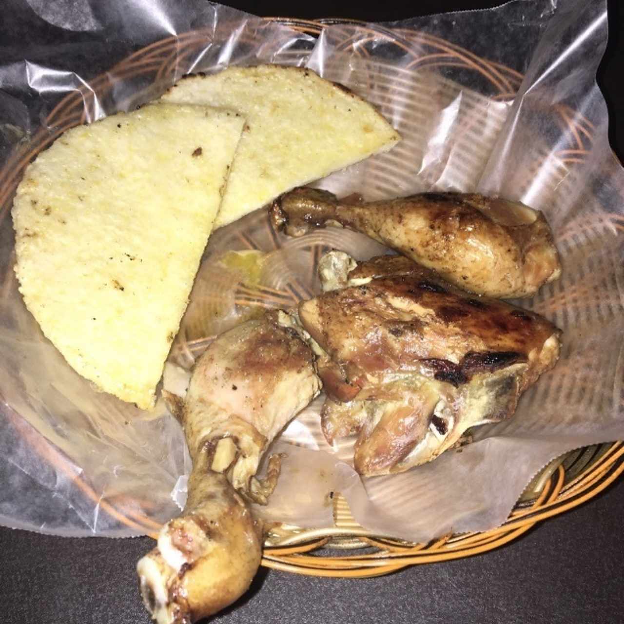 pollo asado con arepa