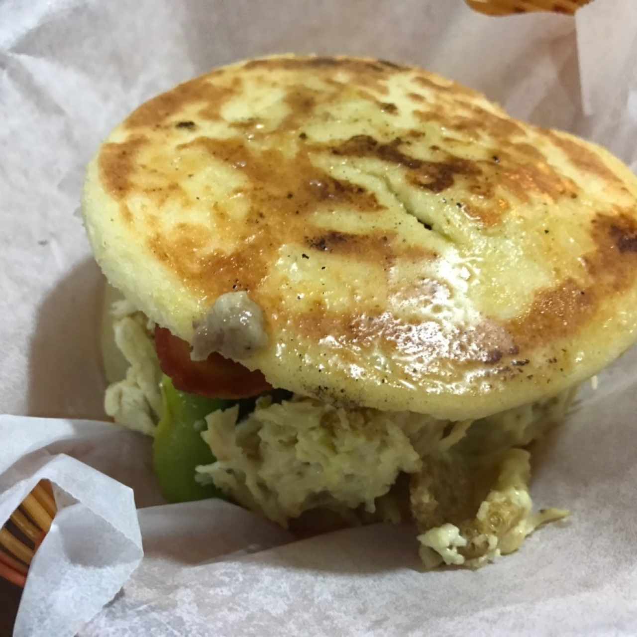 arepa xon pollo. chicharron y aguacate 