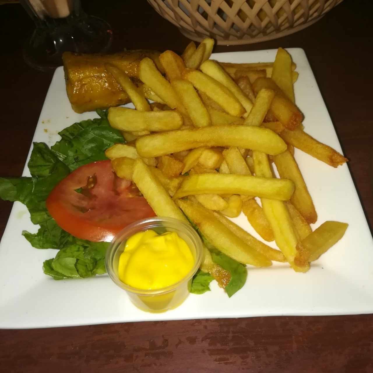 Papas y ensalada de tomate y lechuga