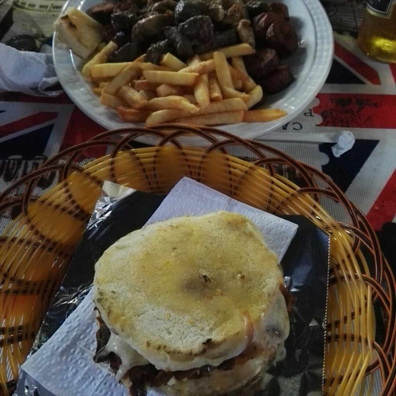 arepa de carne y chicharron y picada mixta