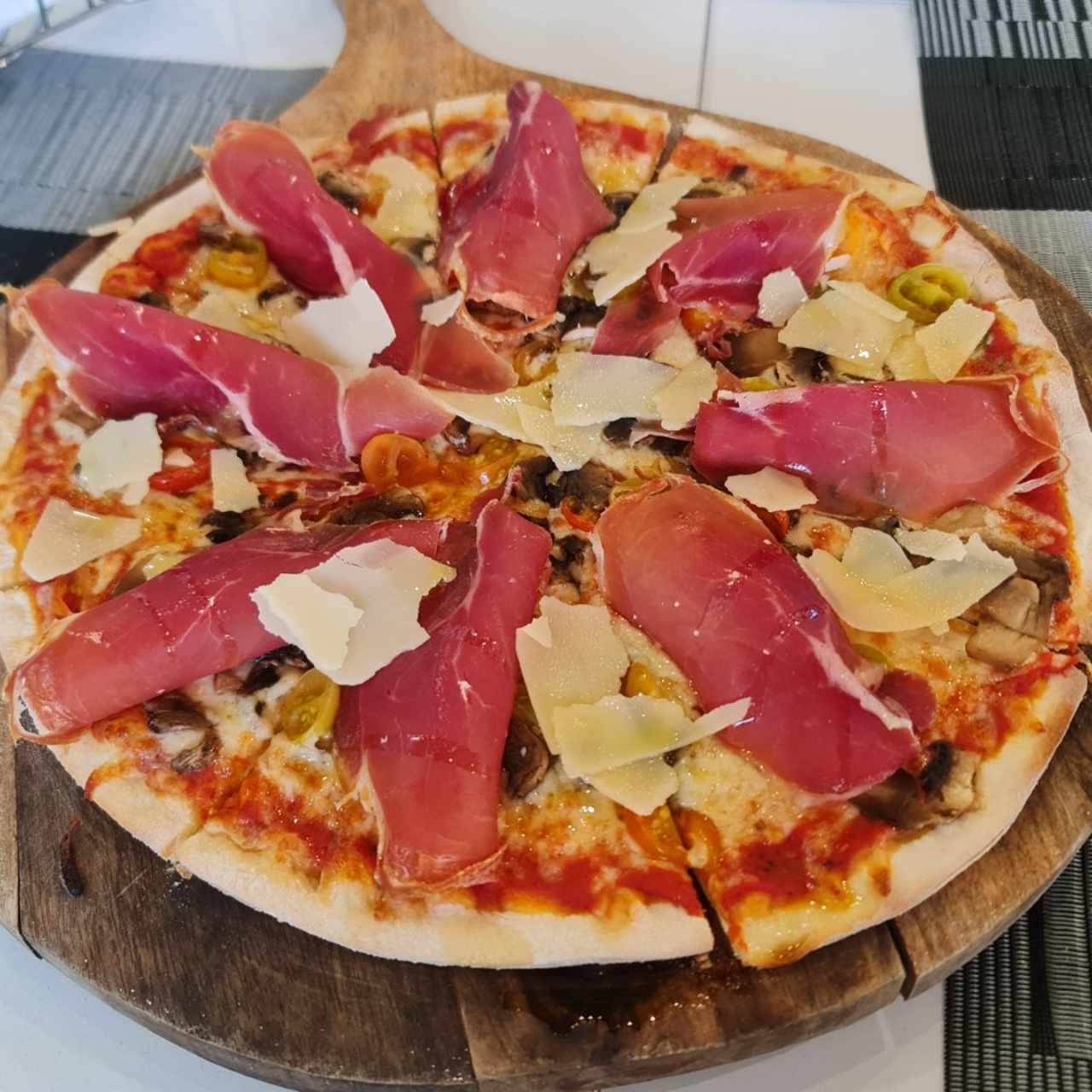 Pizza Prosciutto e Champiñones