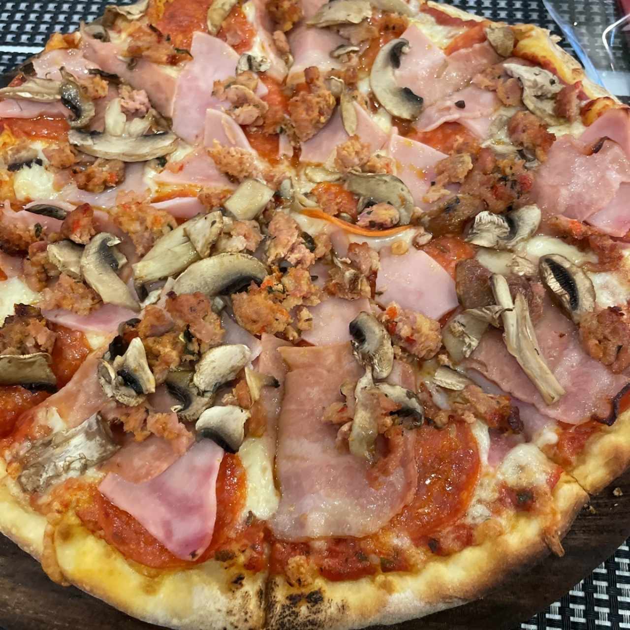 Pizze Speciali - Pizza Carnívora con hongos adicionales 