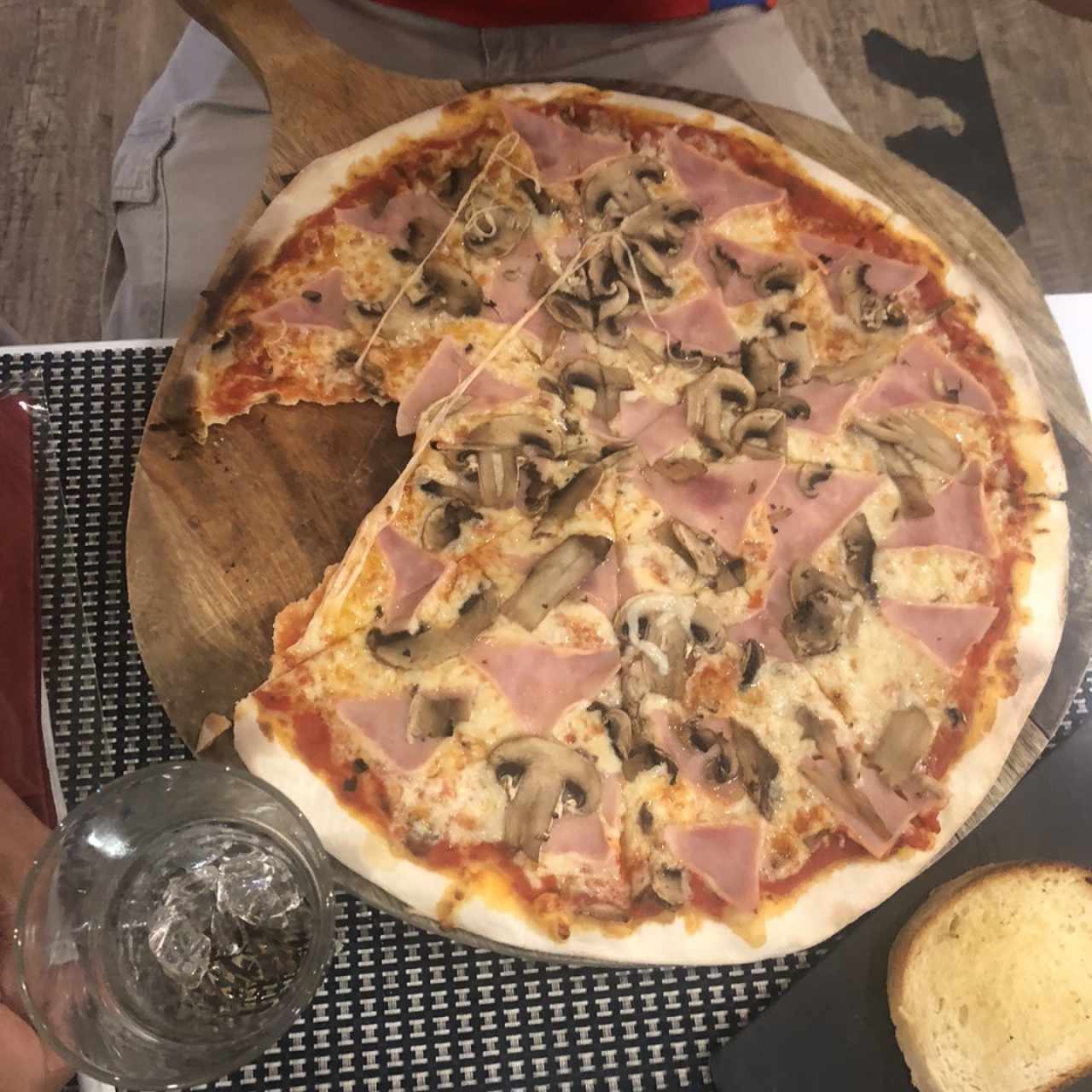 Pizza Prosciutto e Champiñones