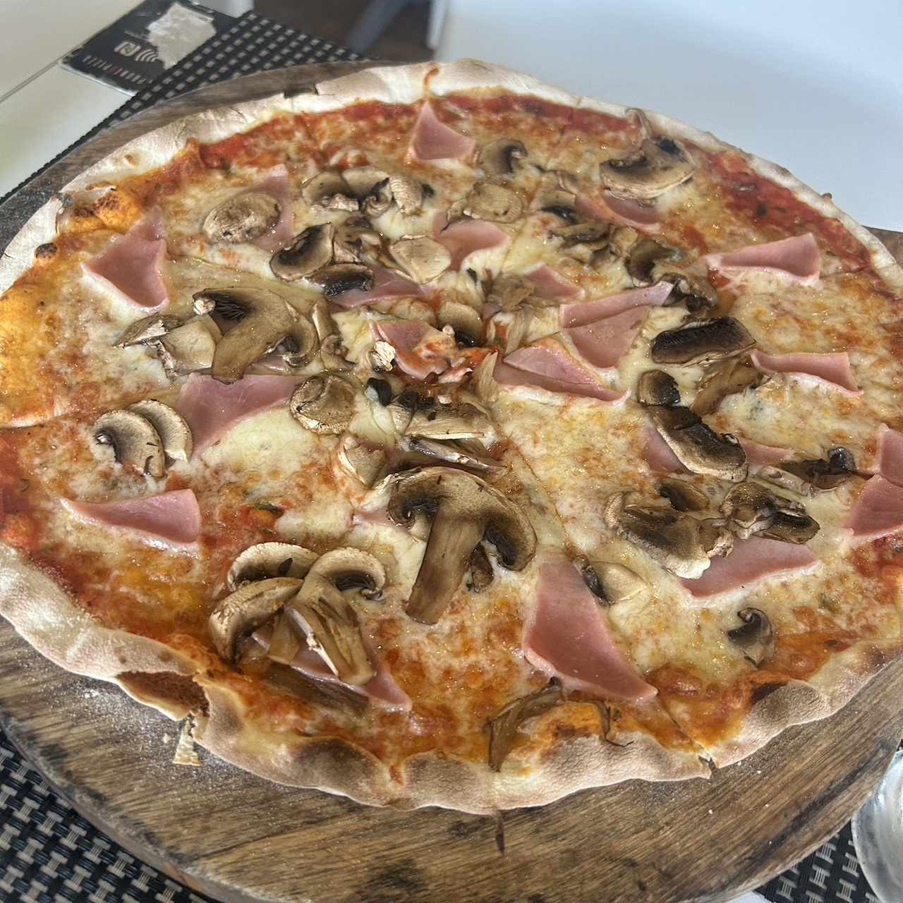 Pizza Prosciutto e Champiñones