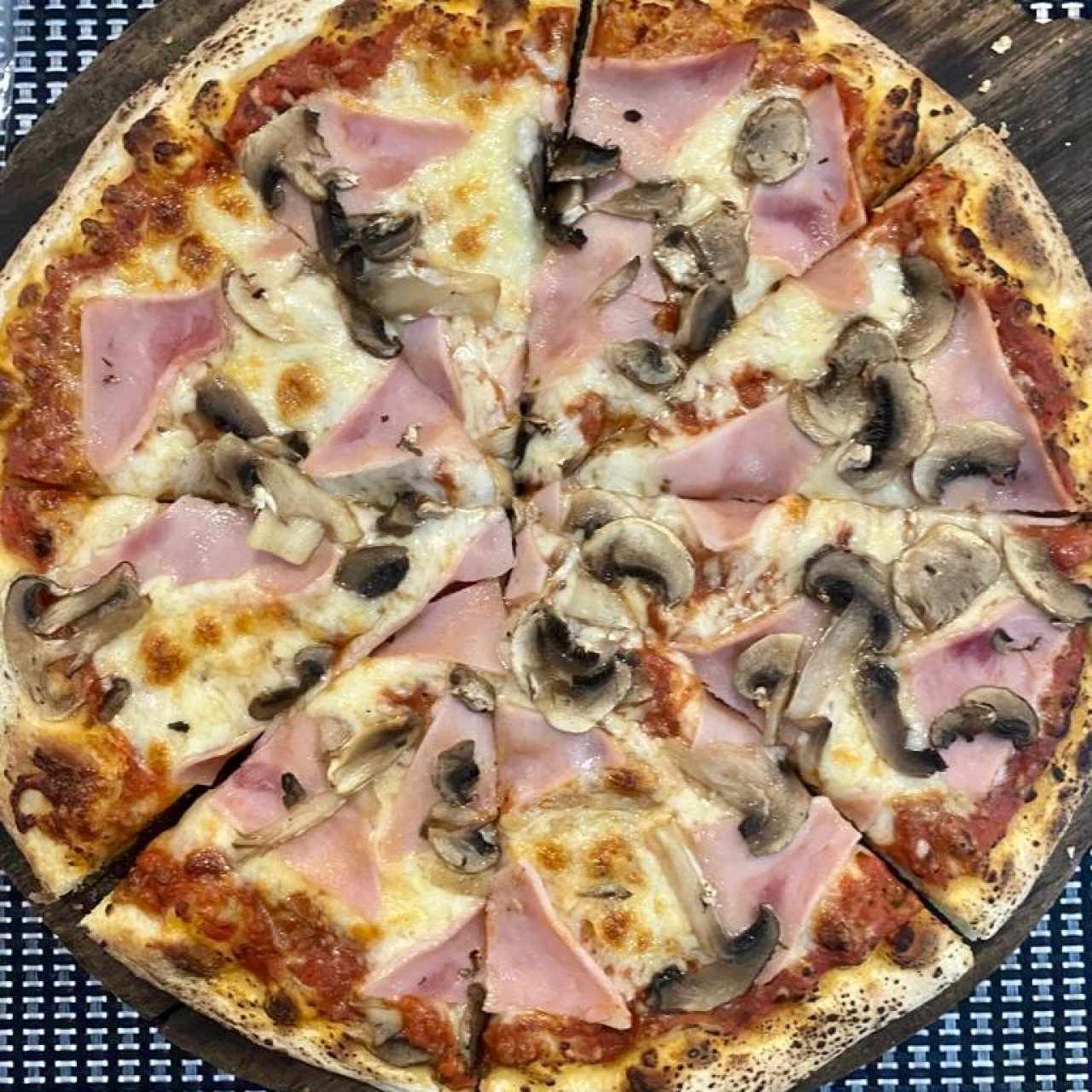 Pizza Prosciutto e Champiñones