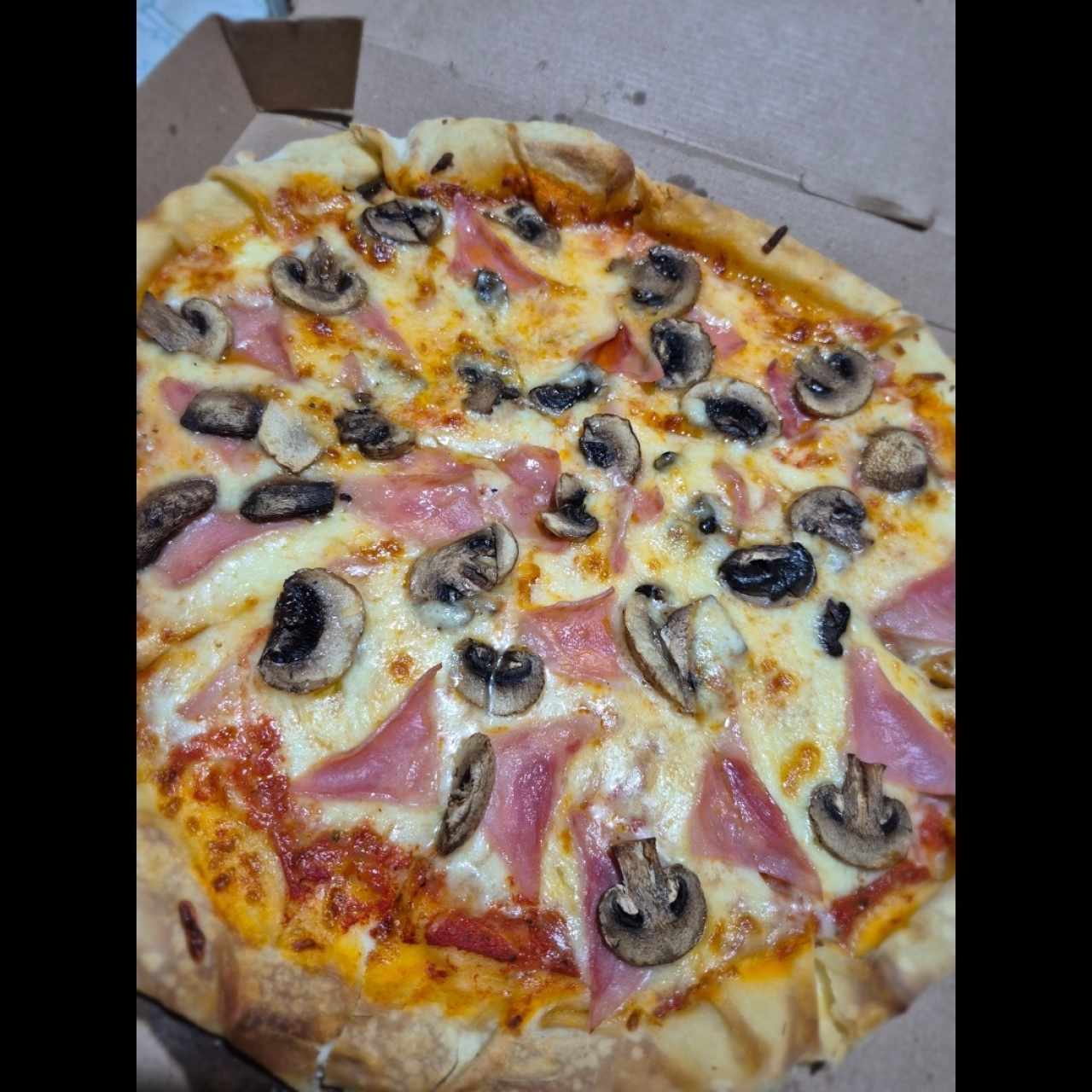 Pizza Prosciutto e Champiñones