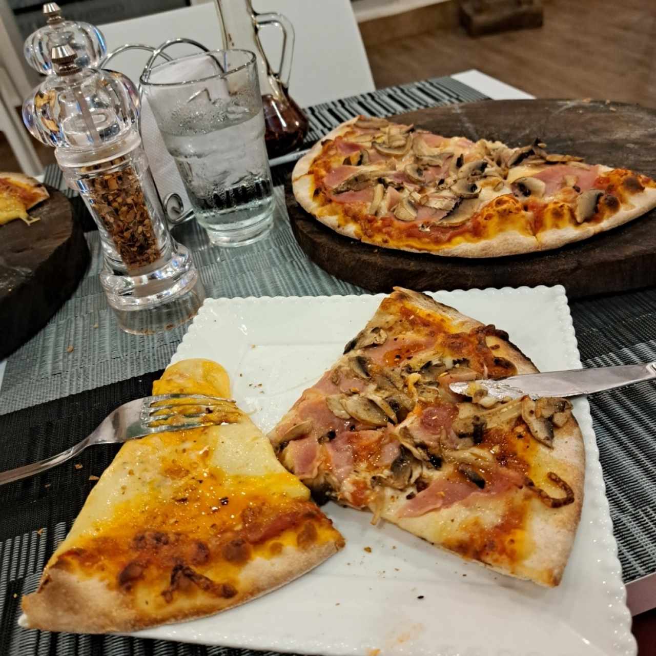 Pizza Prosciutto e Champiñones