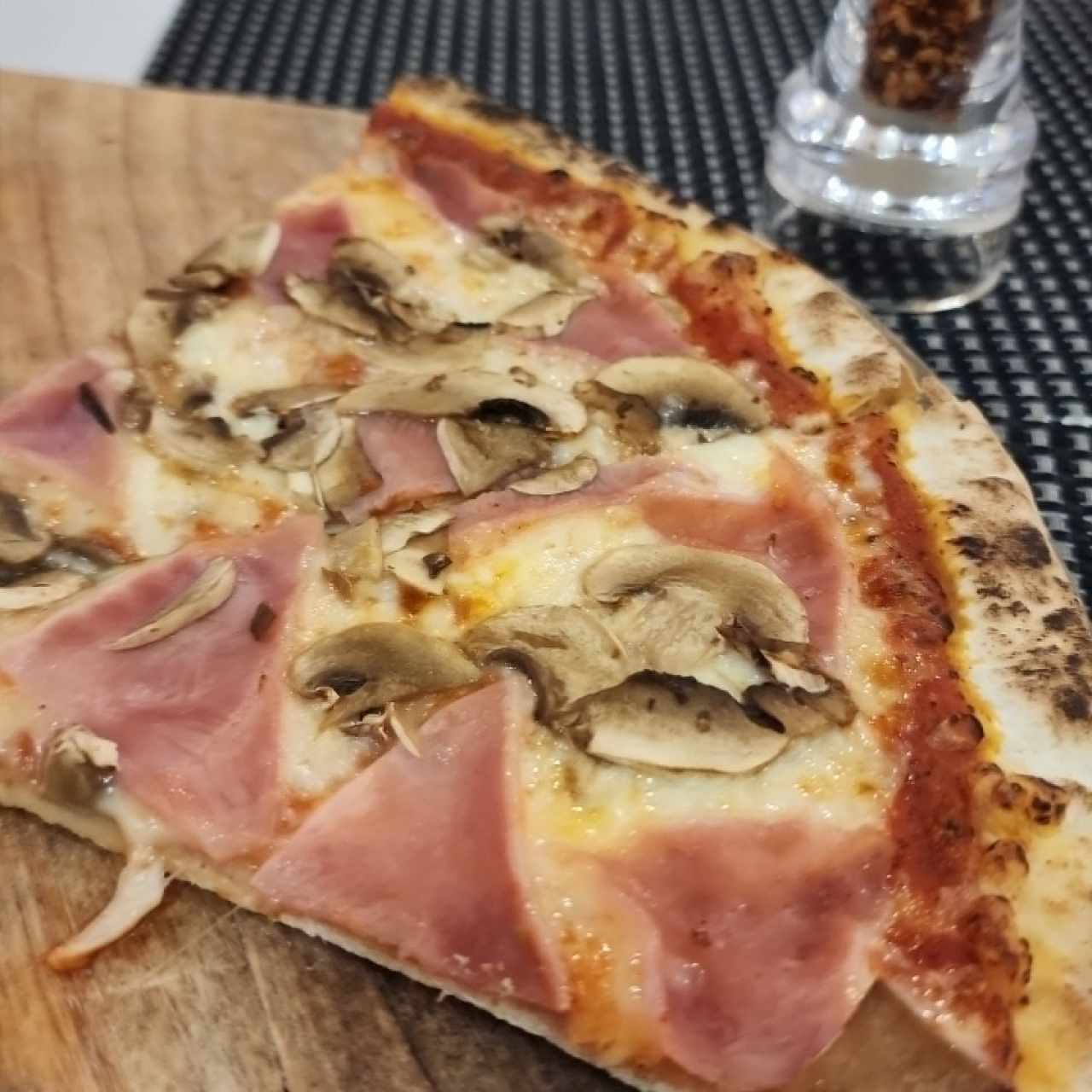 Pizza Prosciutto e Champiñones