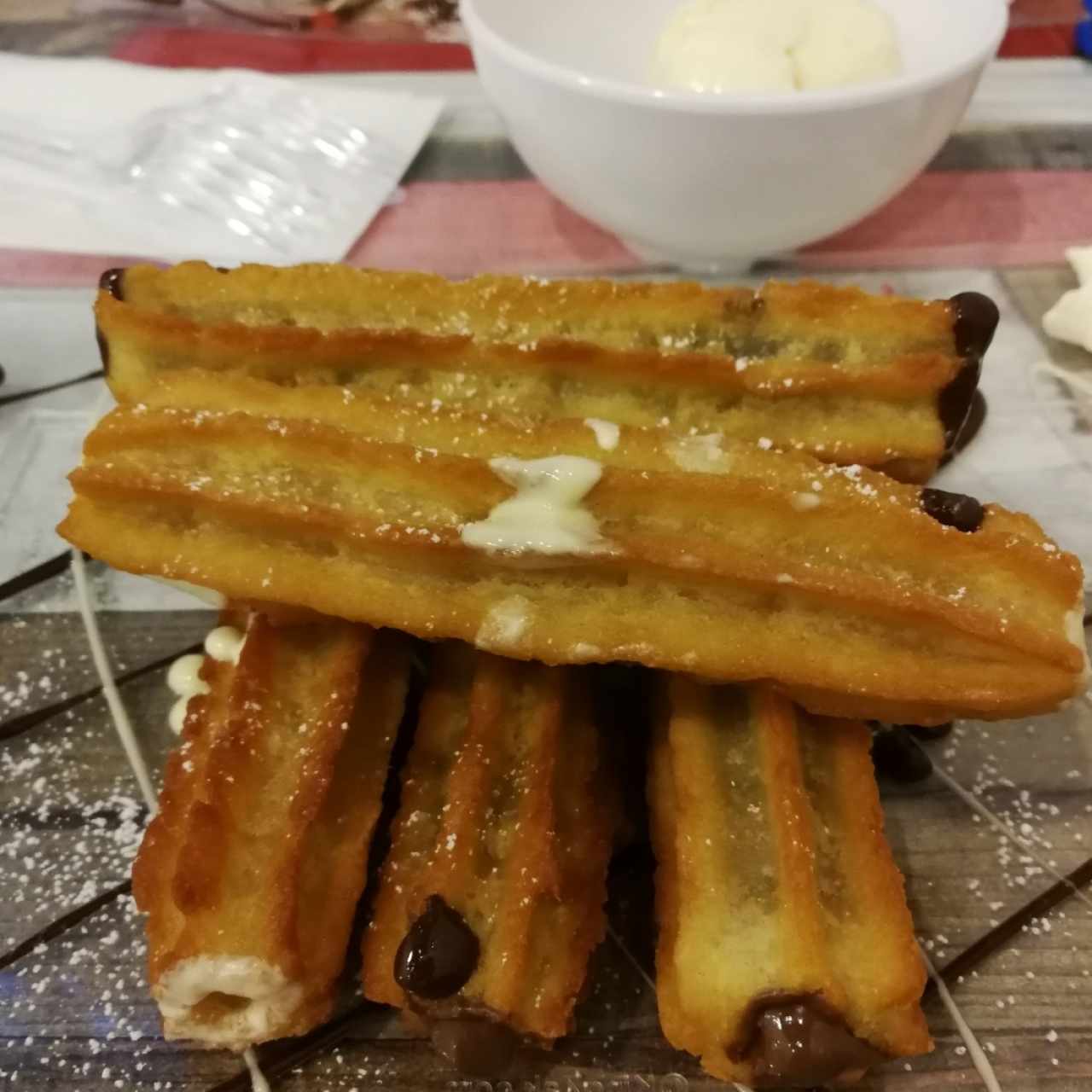 Churros de chocolate blanco y nutella.