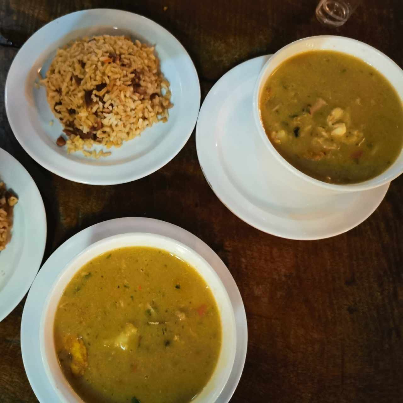 Sopa de mariscos acompañada de arroz con coco 