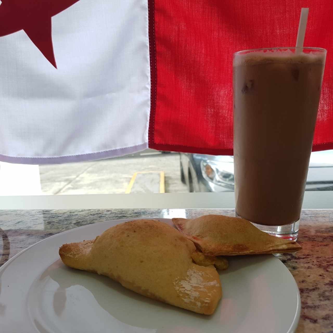 empanada se queso y bacalao, acompañado de iced coffee