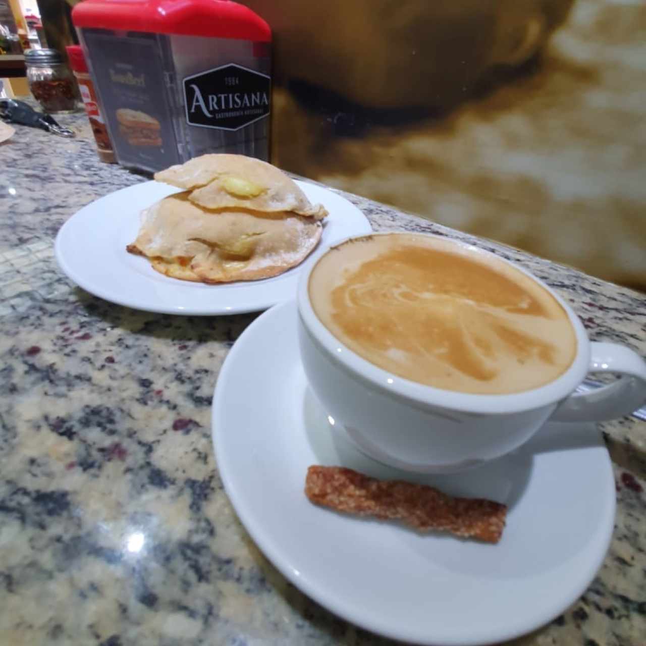 Café y empanadas de queso. 