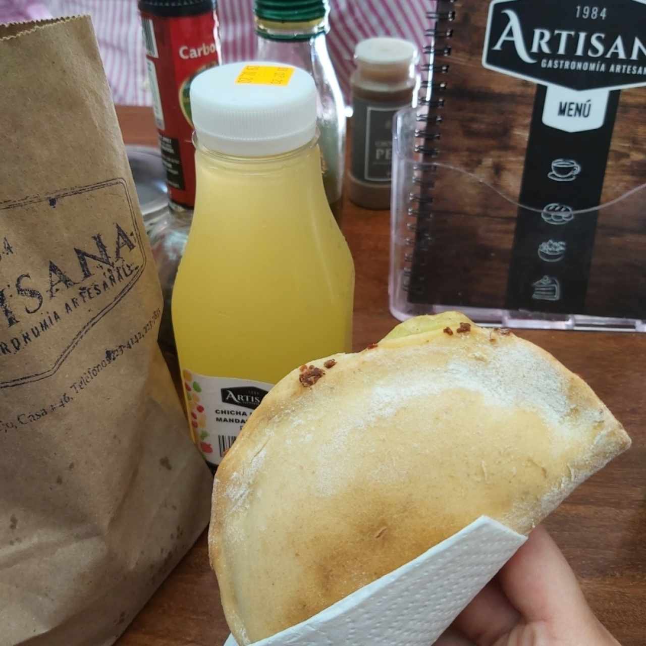 Chicha de limón mandarina y una empanada de queso prensado. 