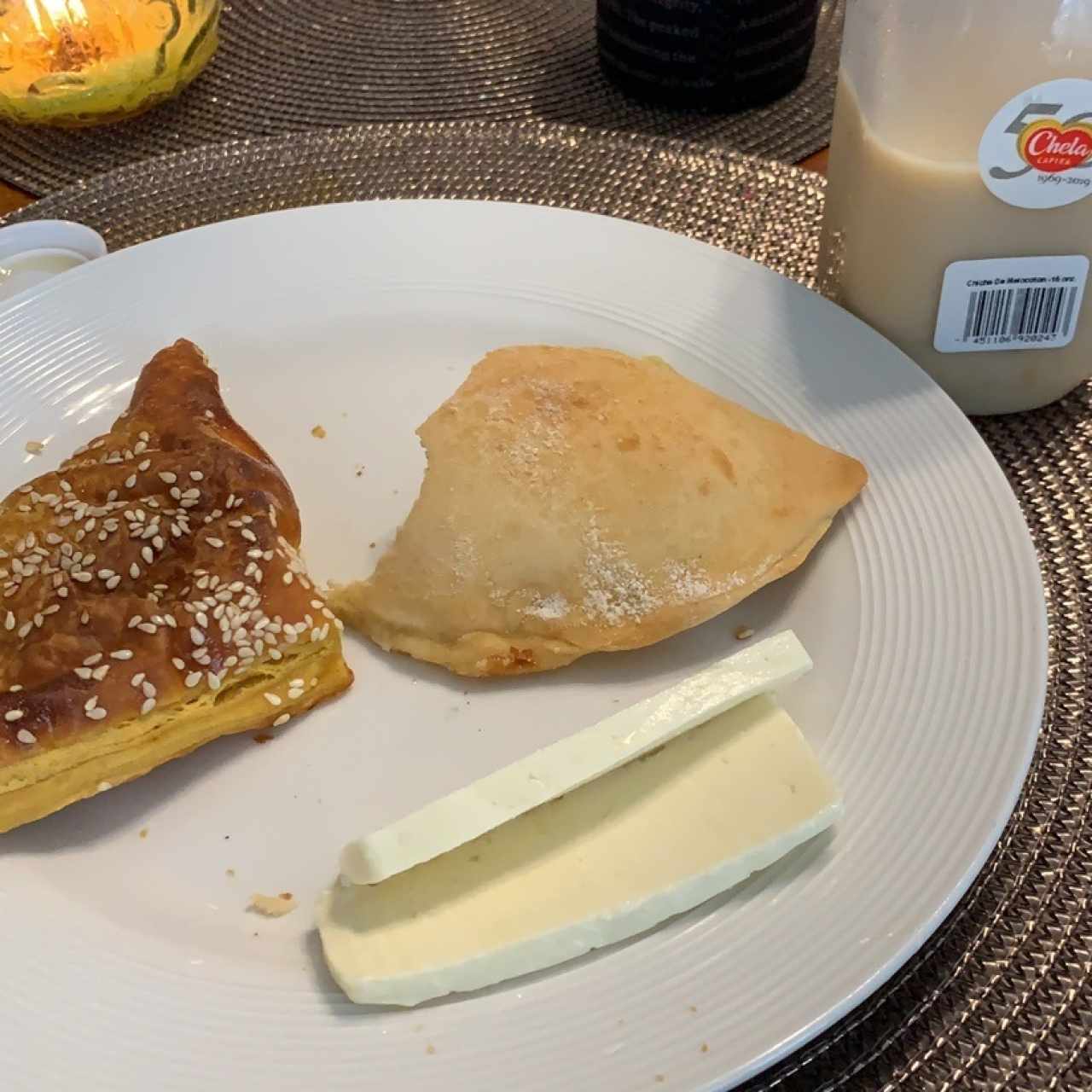 empanada de queso, de pollo, queso sin salo, chicha de melocoton 