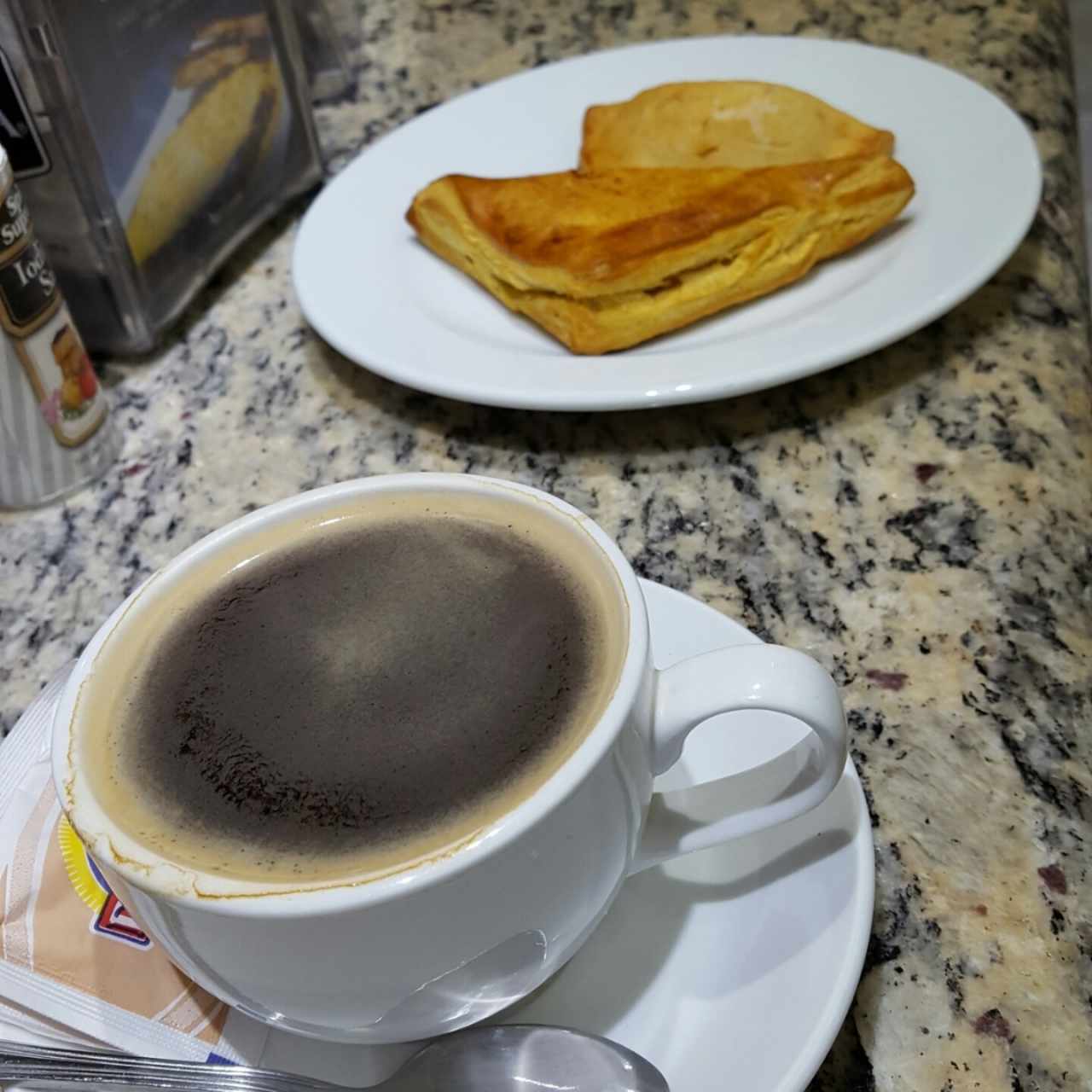 café negro y empanada de queso ricota y carne