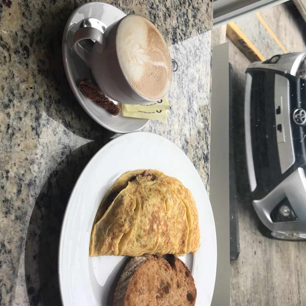 omelett de Hongos acompañado con tostada de pan centeno 