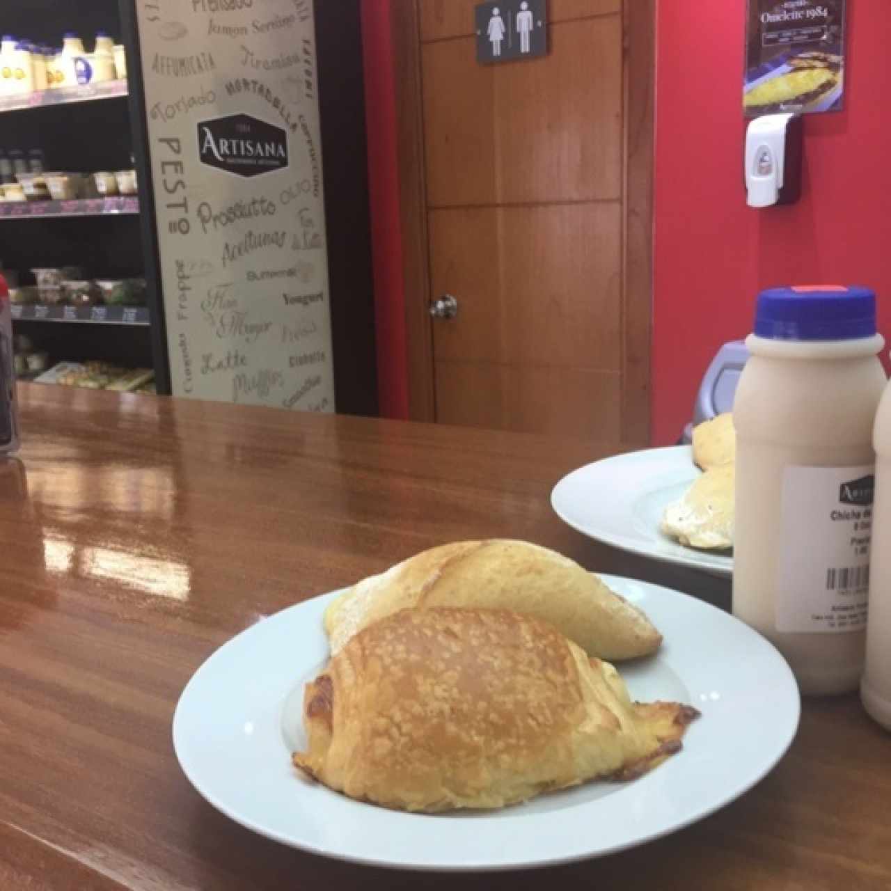 empanada de queso, croissant de jamon con queso y chicha de avena 