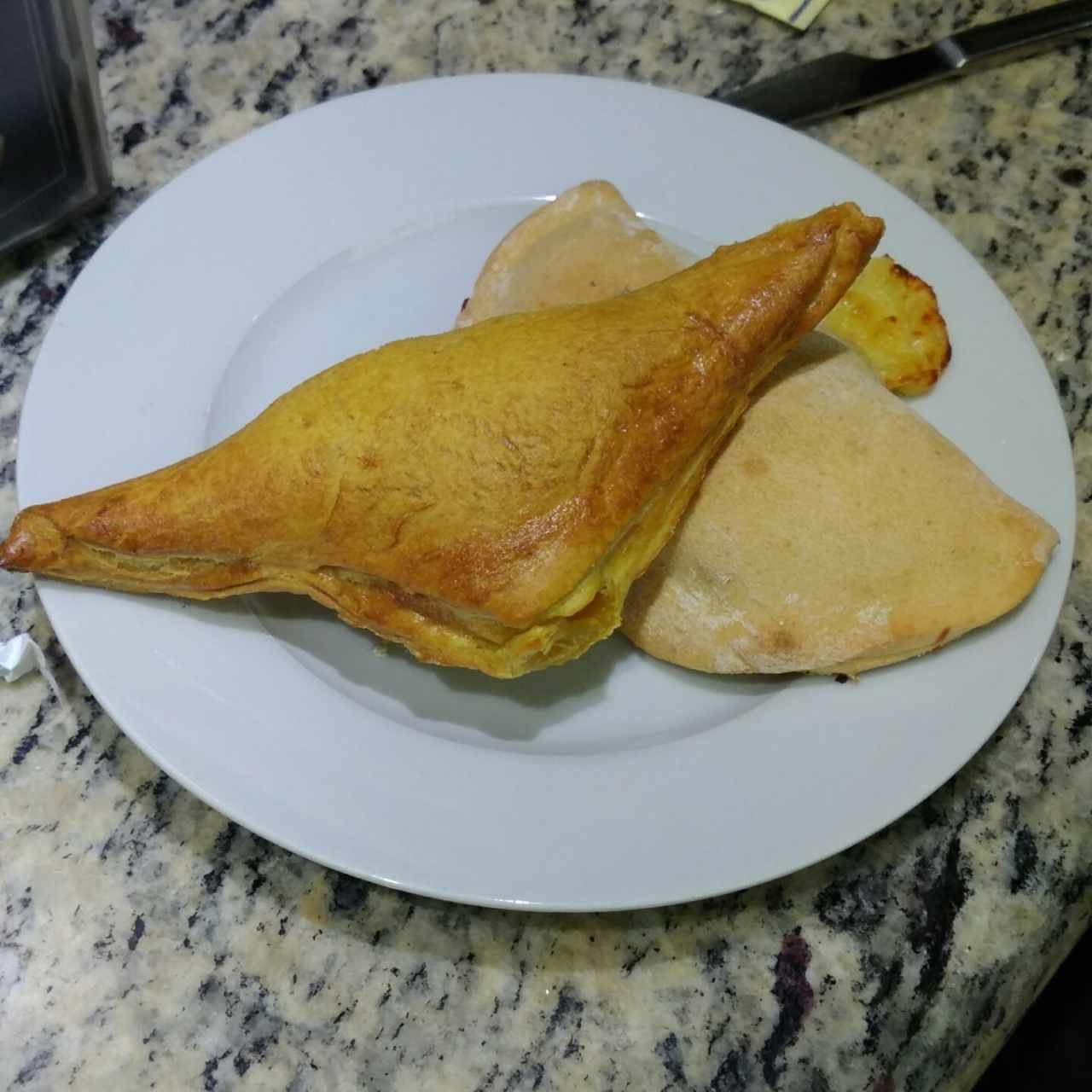 Empanada de queso blanco y empanada de queso ricotta