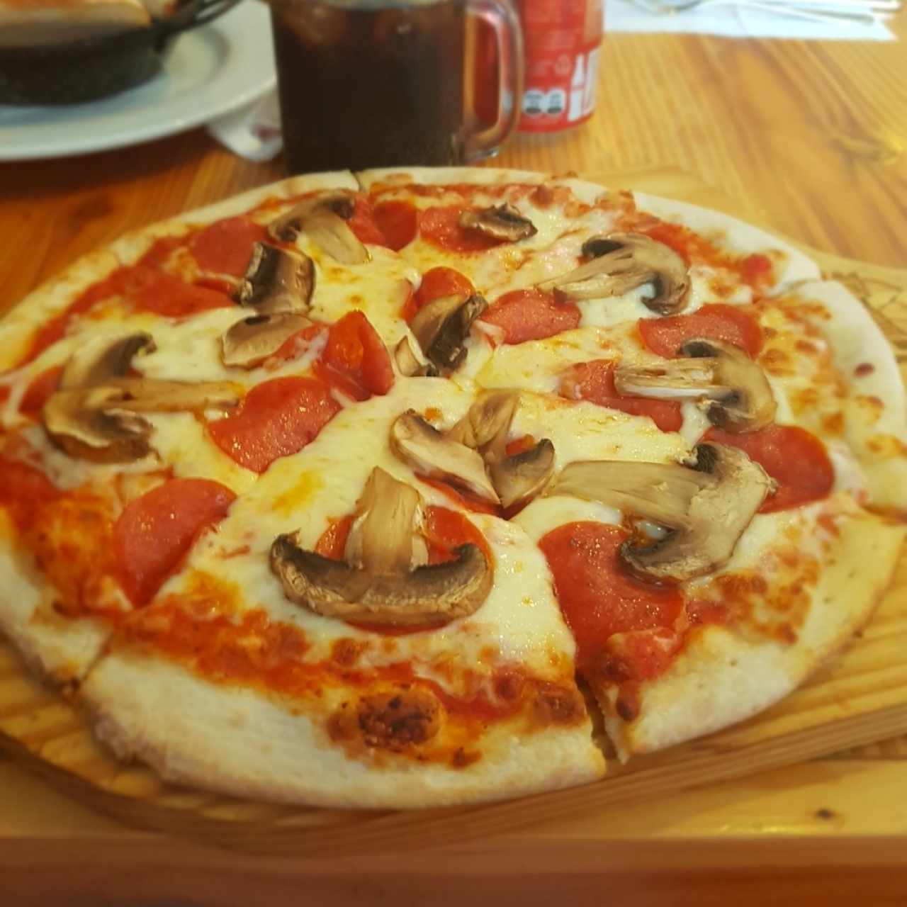 Pizza de peperonni con hongos