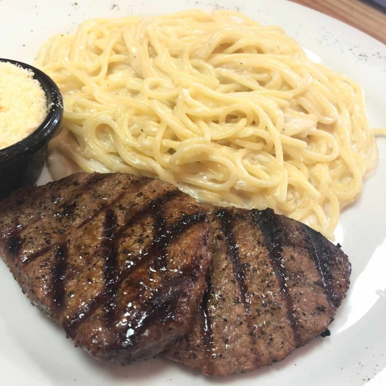 Filete de Res braseado con pasta en salsa blnca