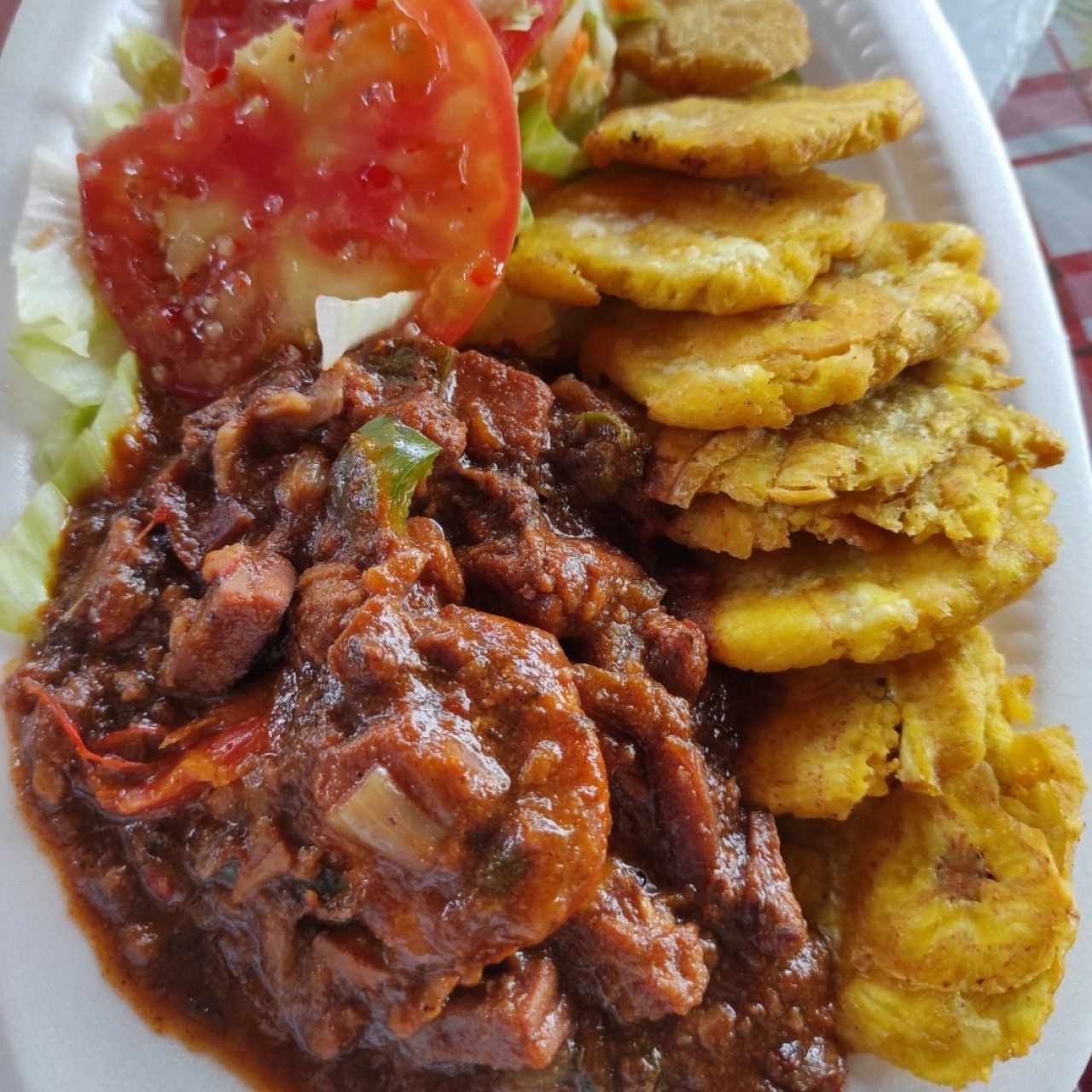 Chupe de mariscos con patacones