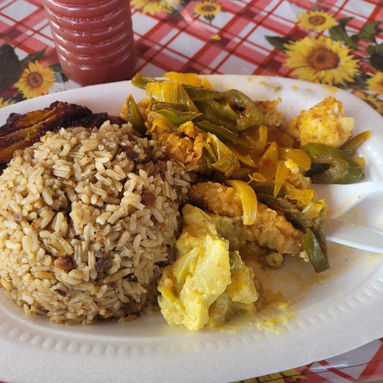 pescado añ escabeche, arroz con coco y frijol, tajadas, ensalada de papa wauuu full..