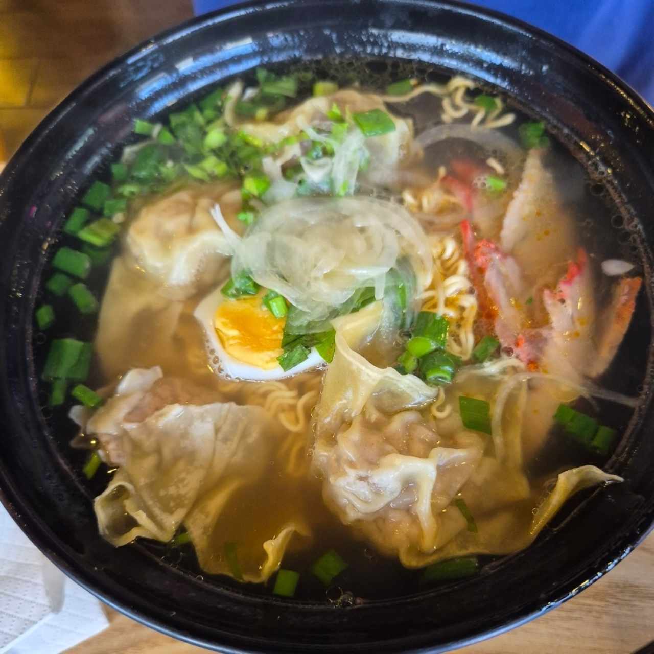 Sopa Wonton con Puerco y Camaron Mixto Estilo Vietnamita