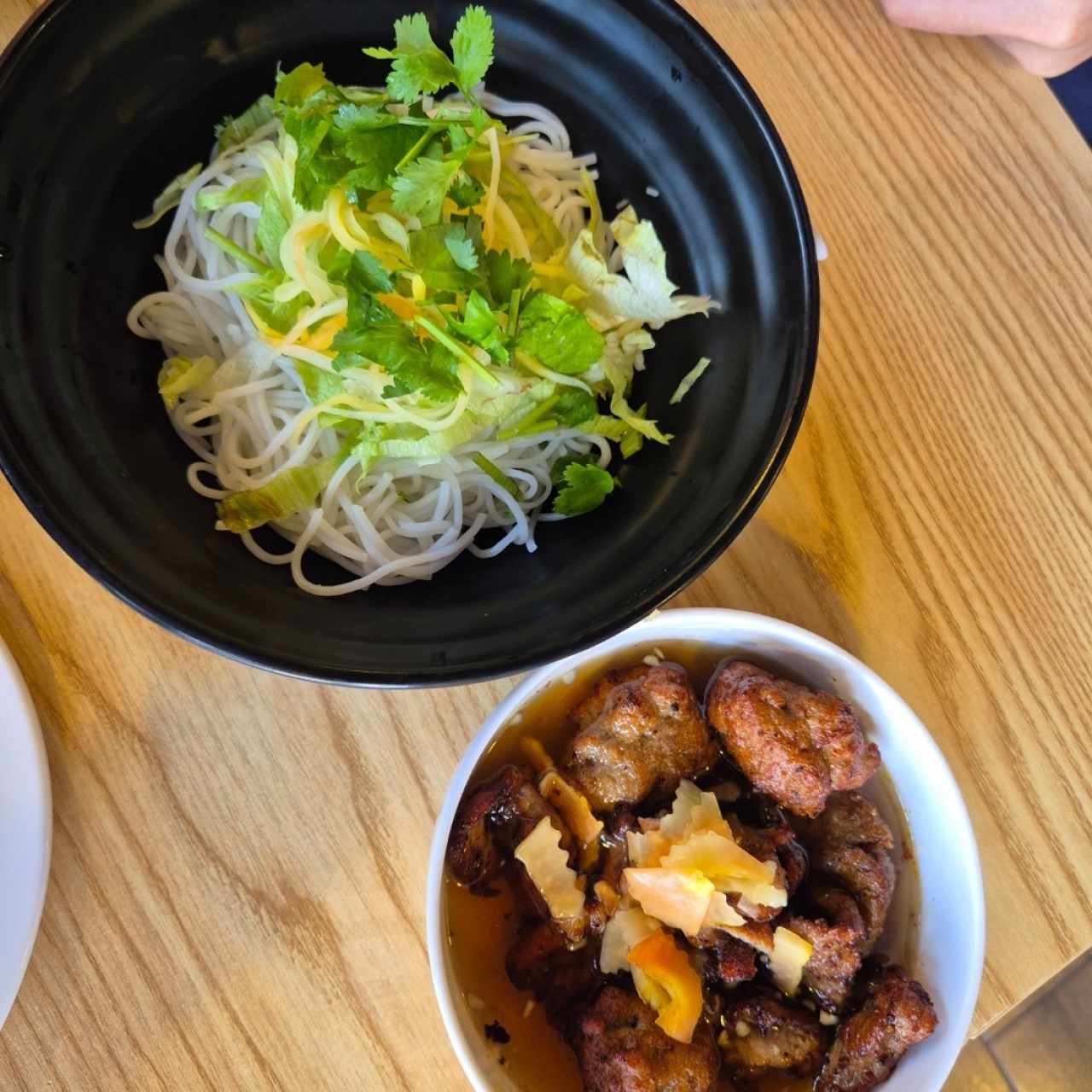 Fideos de Arroz con Bolitas de Puerco,Puerco Asado y Salsa Vietnamita