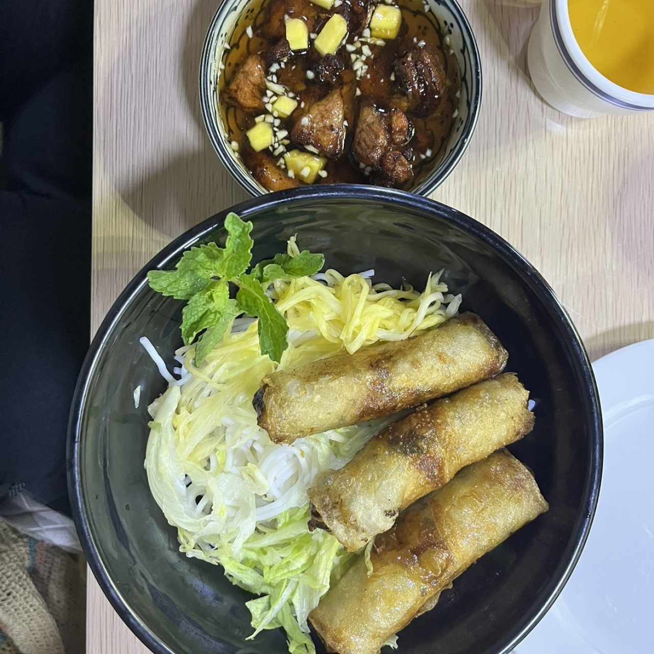 Fideos de arroz con rollos y puerco asado