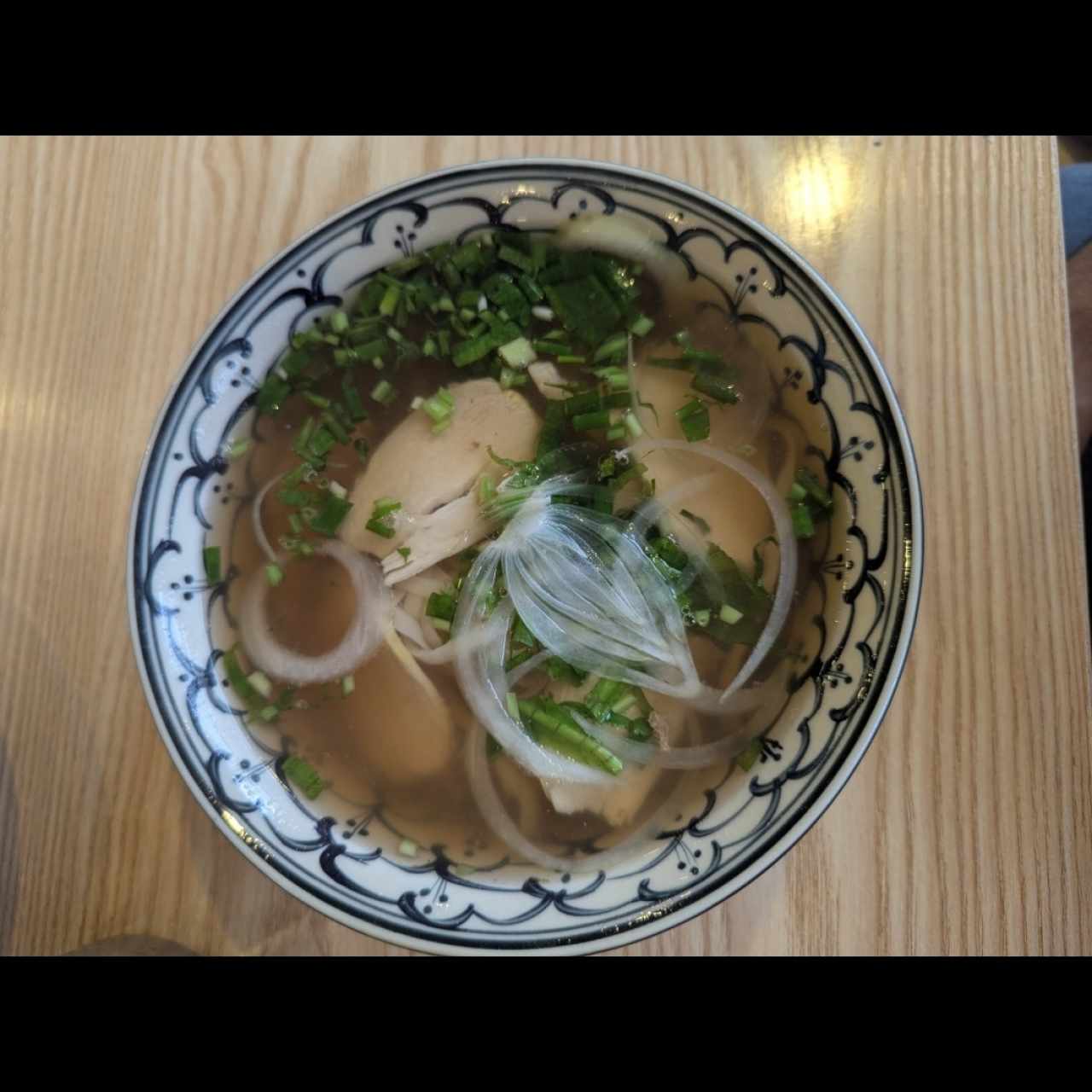 Sopa con Fideos de Arroz y Pollo