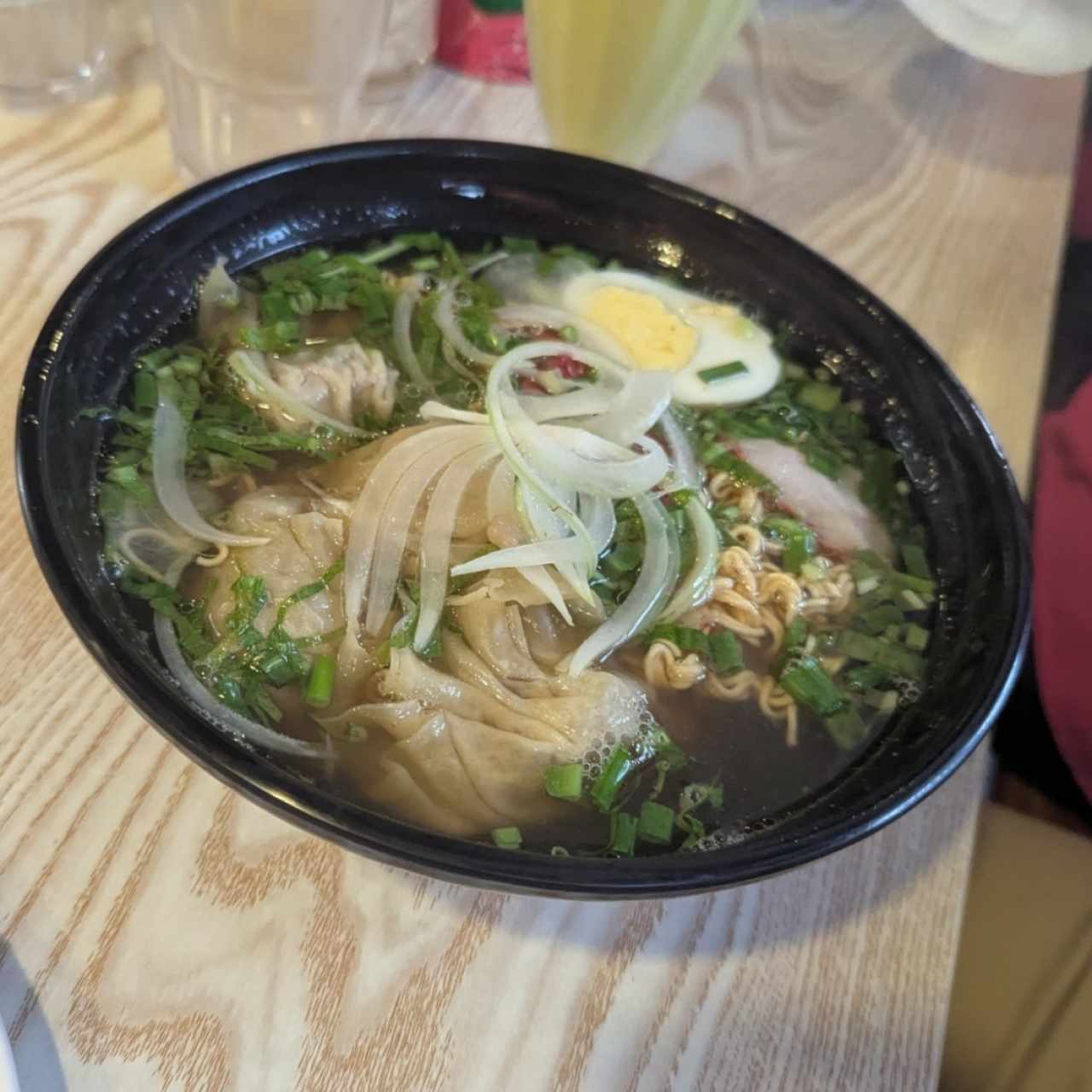 Fideos secos con Puerco y Wonton frito y salsa Especial y sopa de Wonton