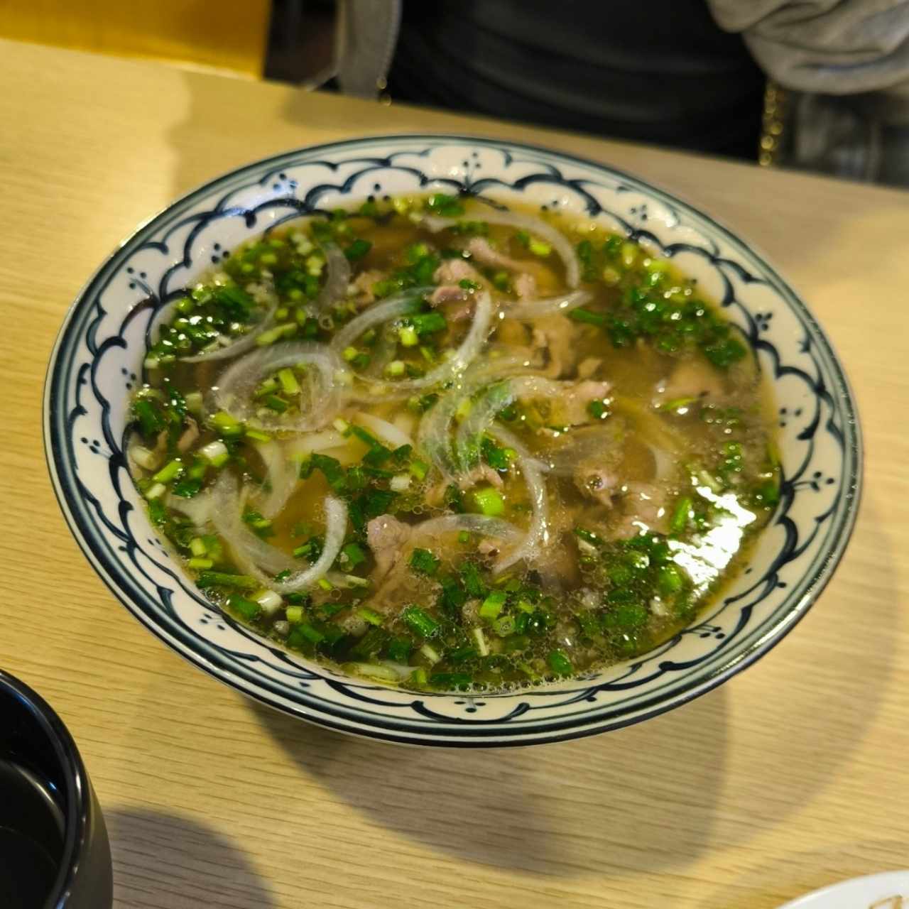 Sopa con Fideos de arroz y Carne de Res Salteada