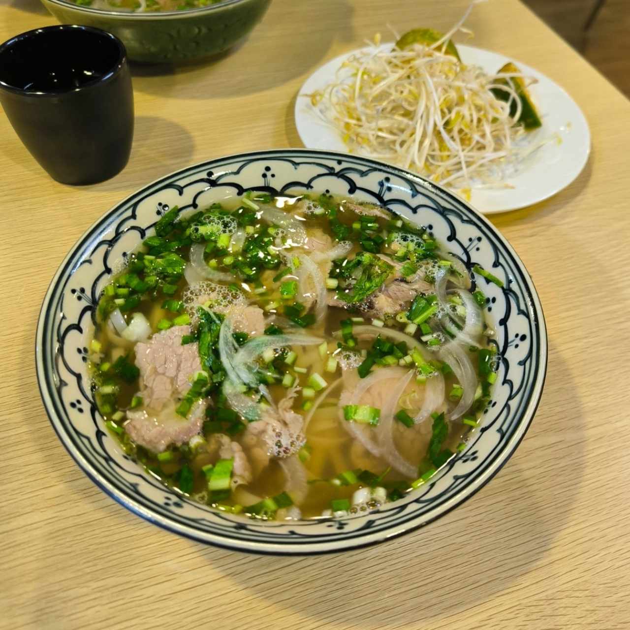 Sopa con Fideos de Arroz y Carne de Res Bien Cocida