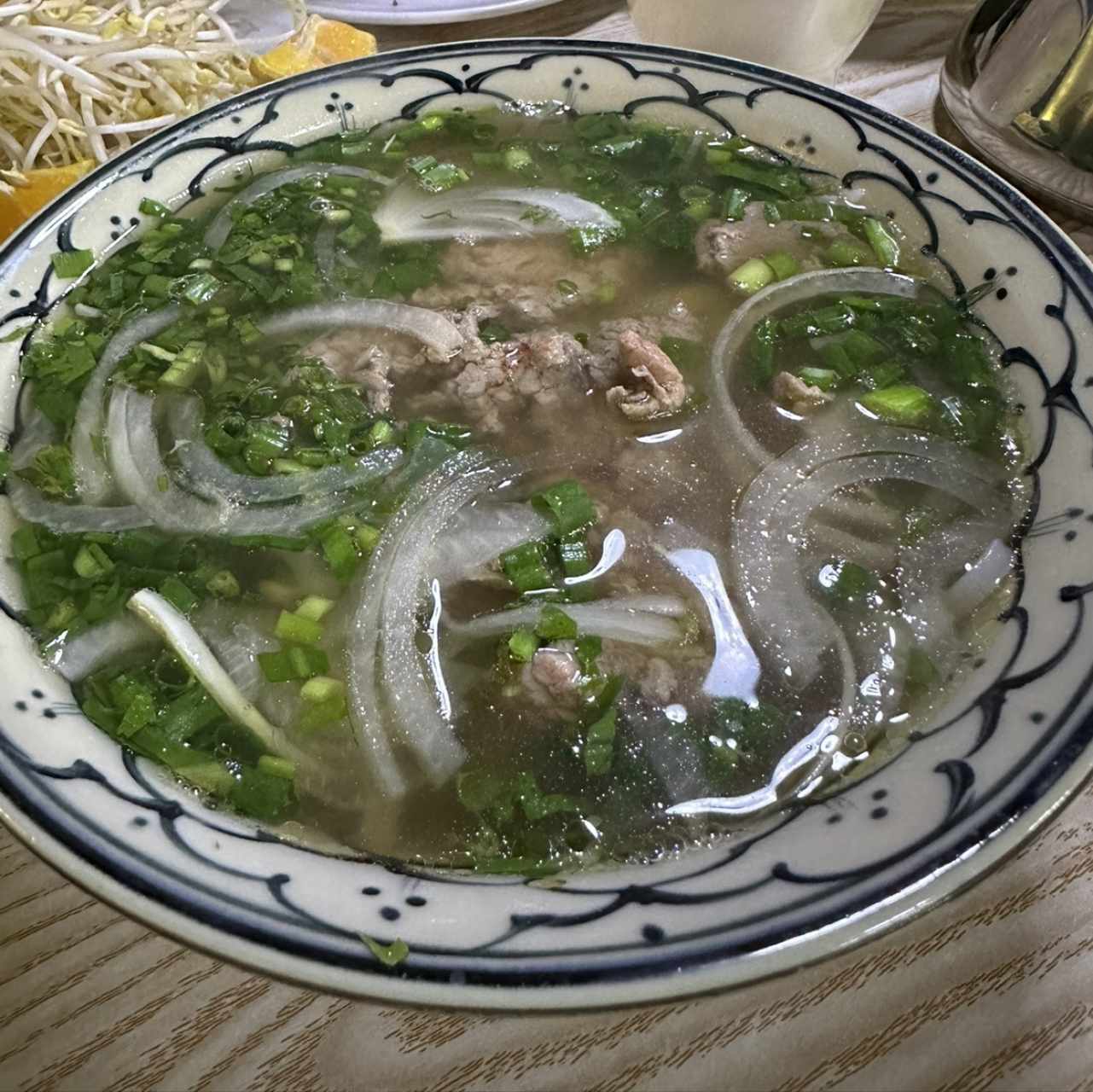 Fideos de Pho Salteados con Res y Vegetales