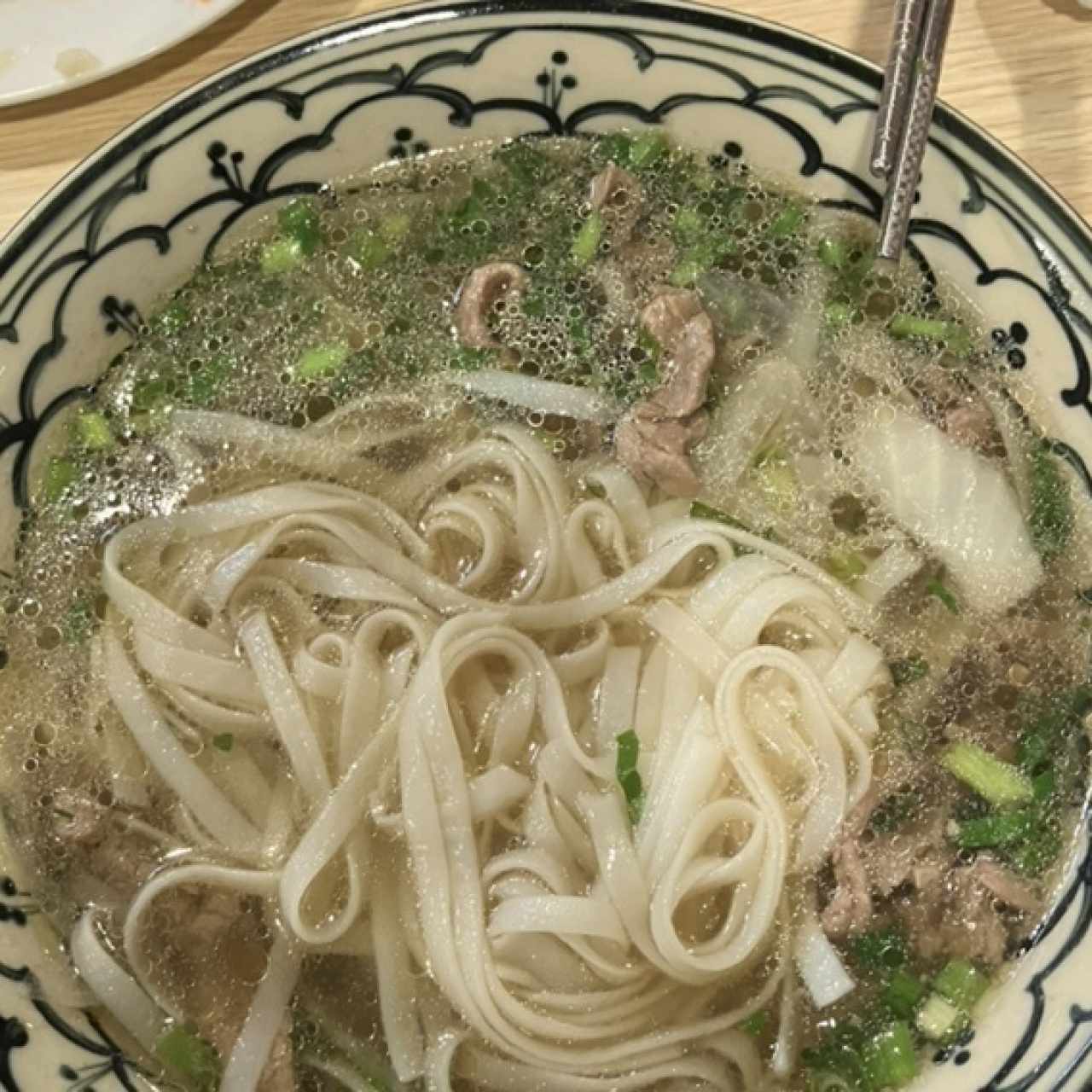 Sopa con Fideos de arroz y Carne de Res Salteada