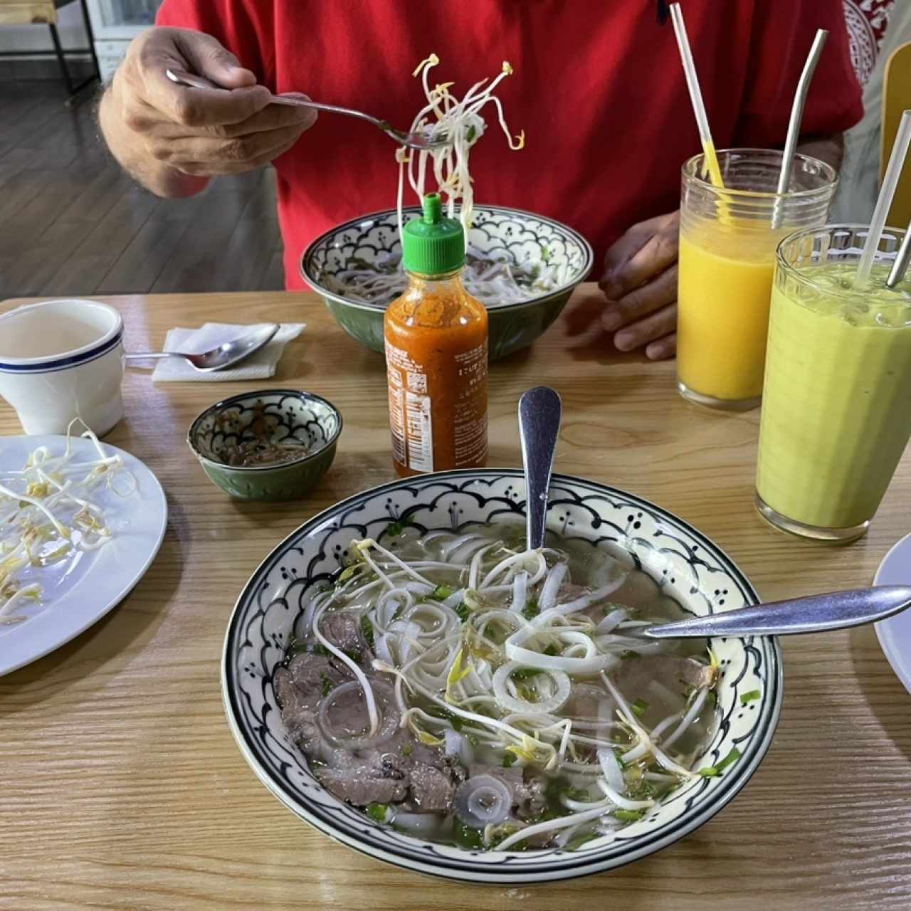 Pho Vietnamita, batido de aguacate y batido de mango