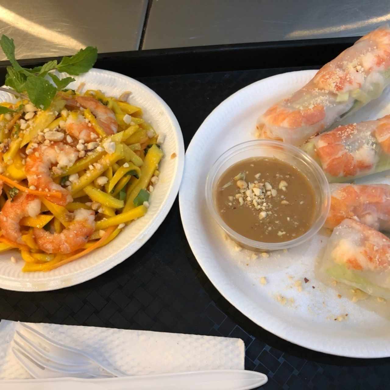 Ensalada de Mango con Camarones y Rollitos de Vegetales con Camarones