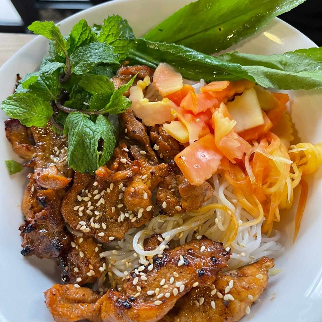 fideo de arroz con puerco a la plancha