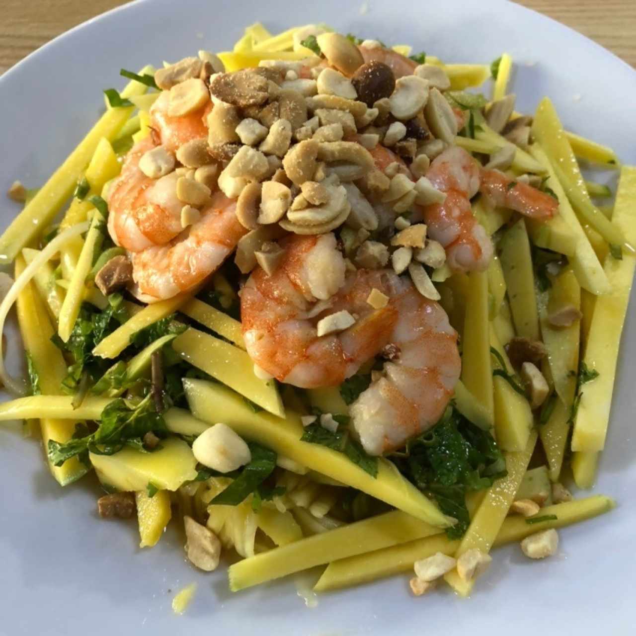 Ensalada de mango y camarones