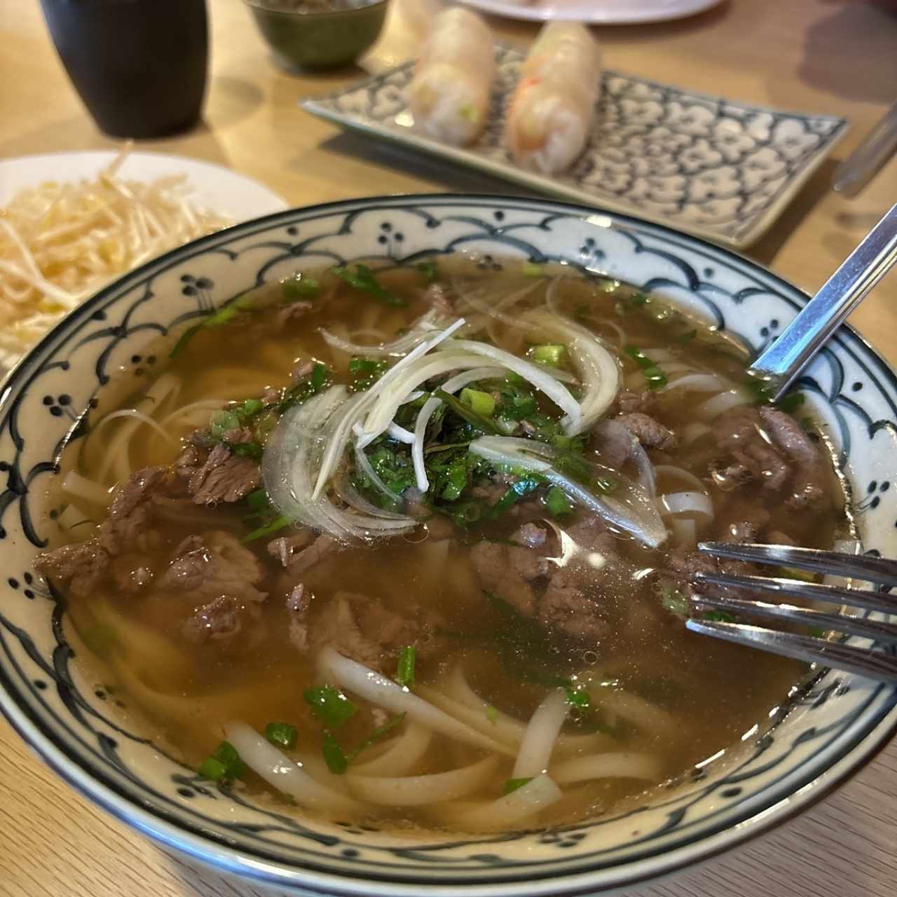 Fideos de Pho Salteados con Res y Vegetales