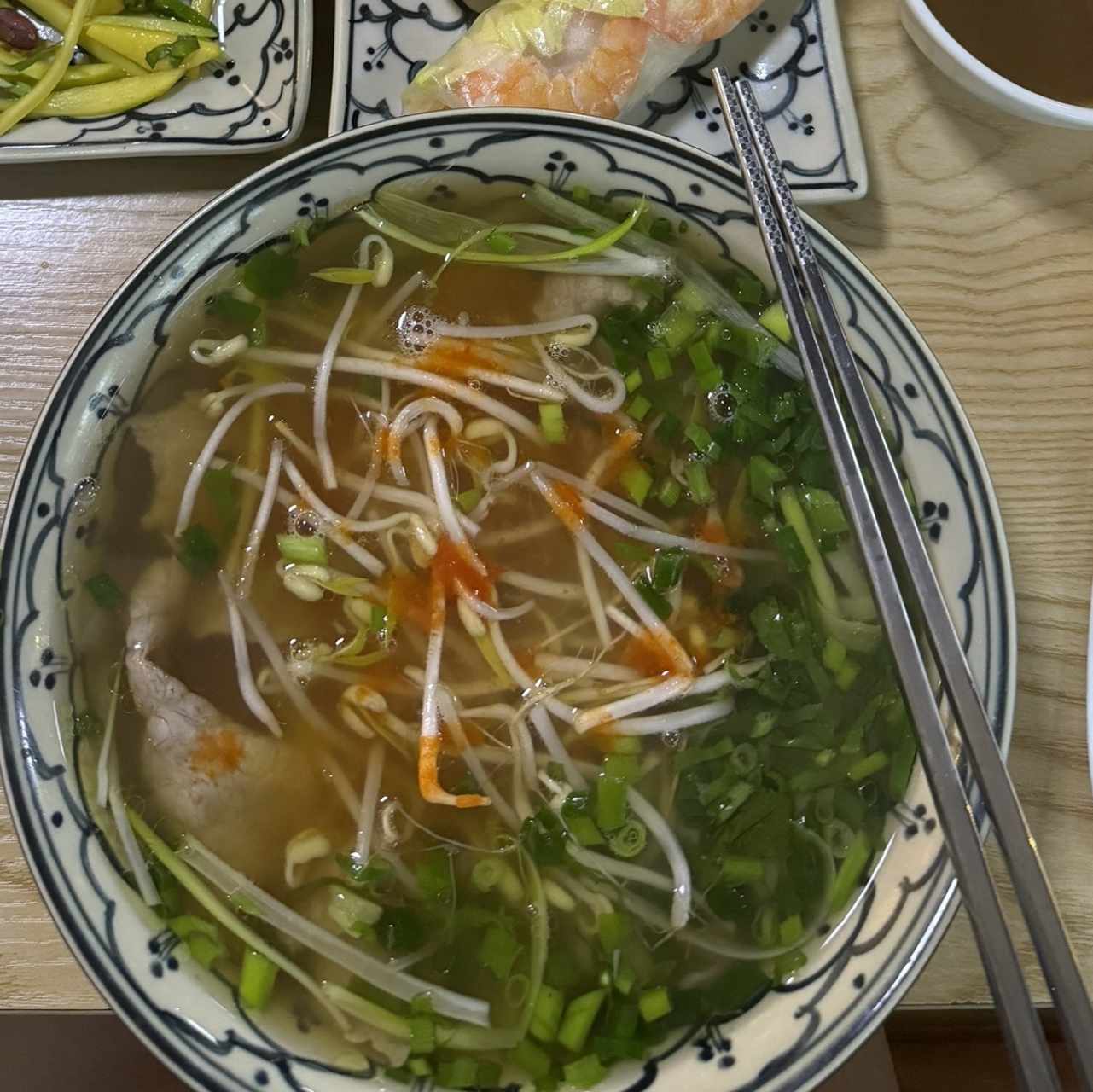 Fideos de Pho Salteados con Res y Vegetales