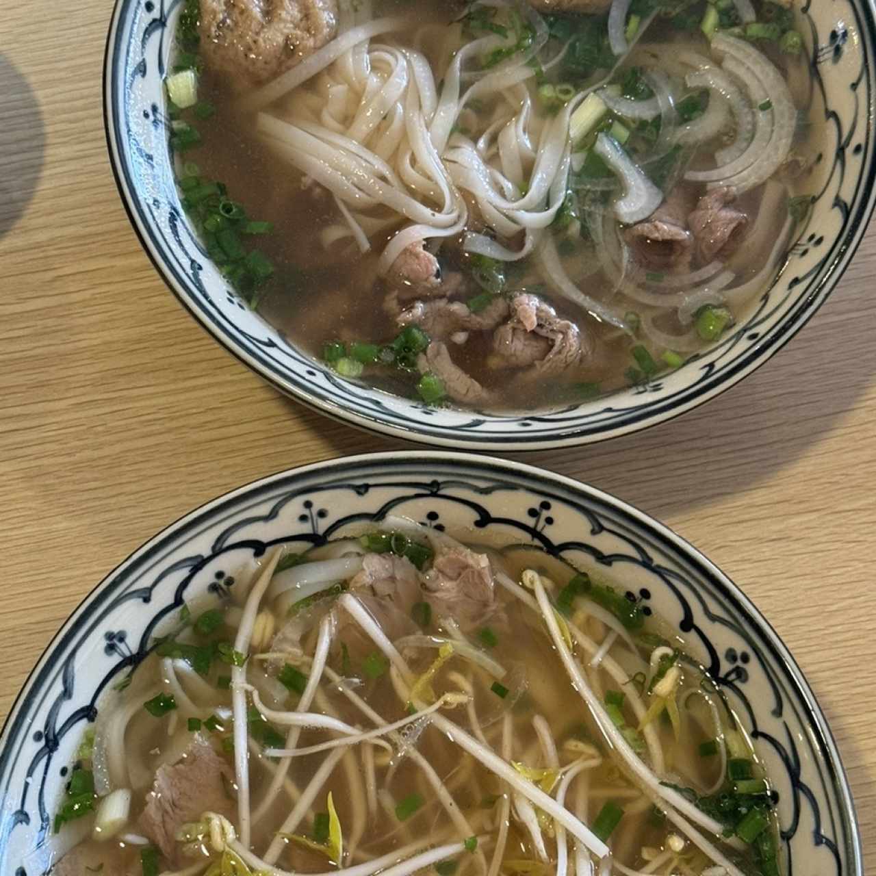 Fideos de Pho Salteados con Res y Vegetales