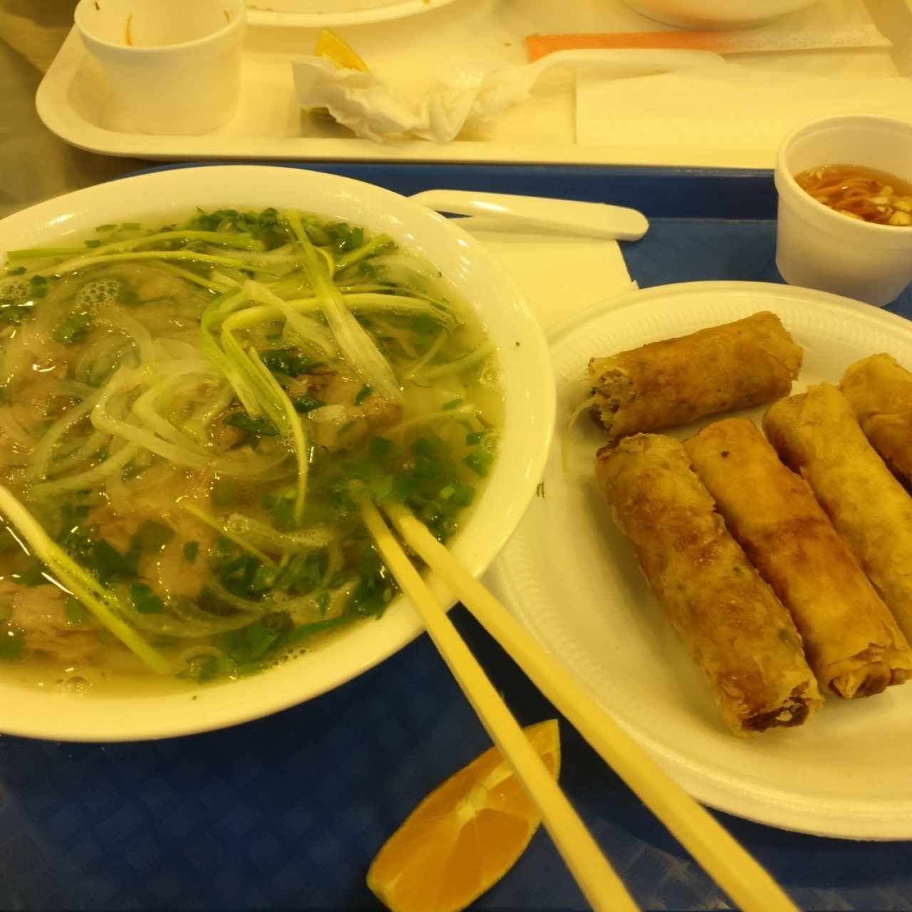 Pho de carne cocida y Rollitos de cerdo