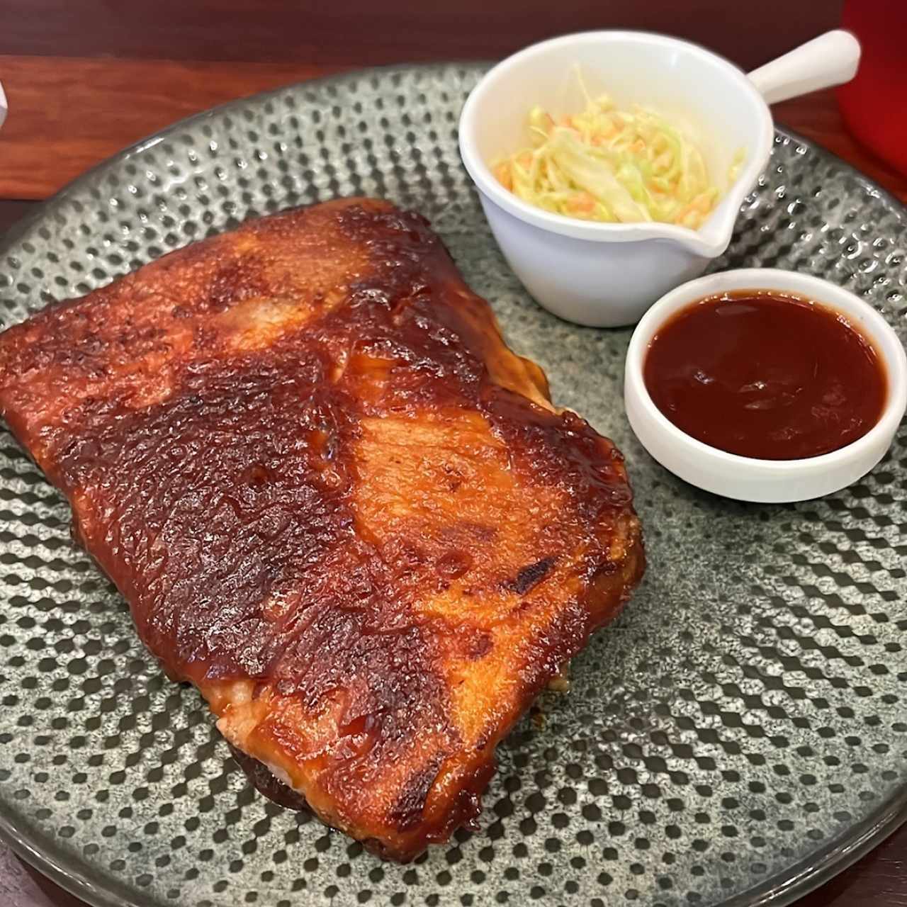 1/2 rack de costillas de cerdo con salsa BBQ de la casa 