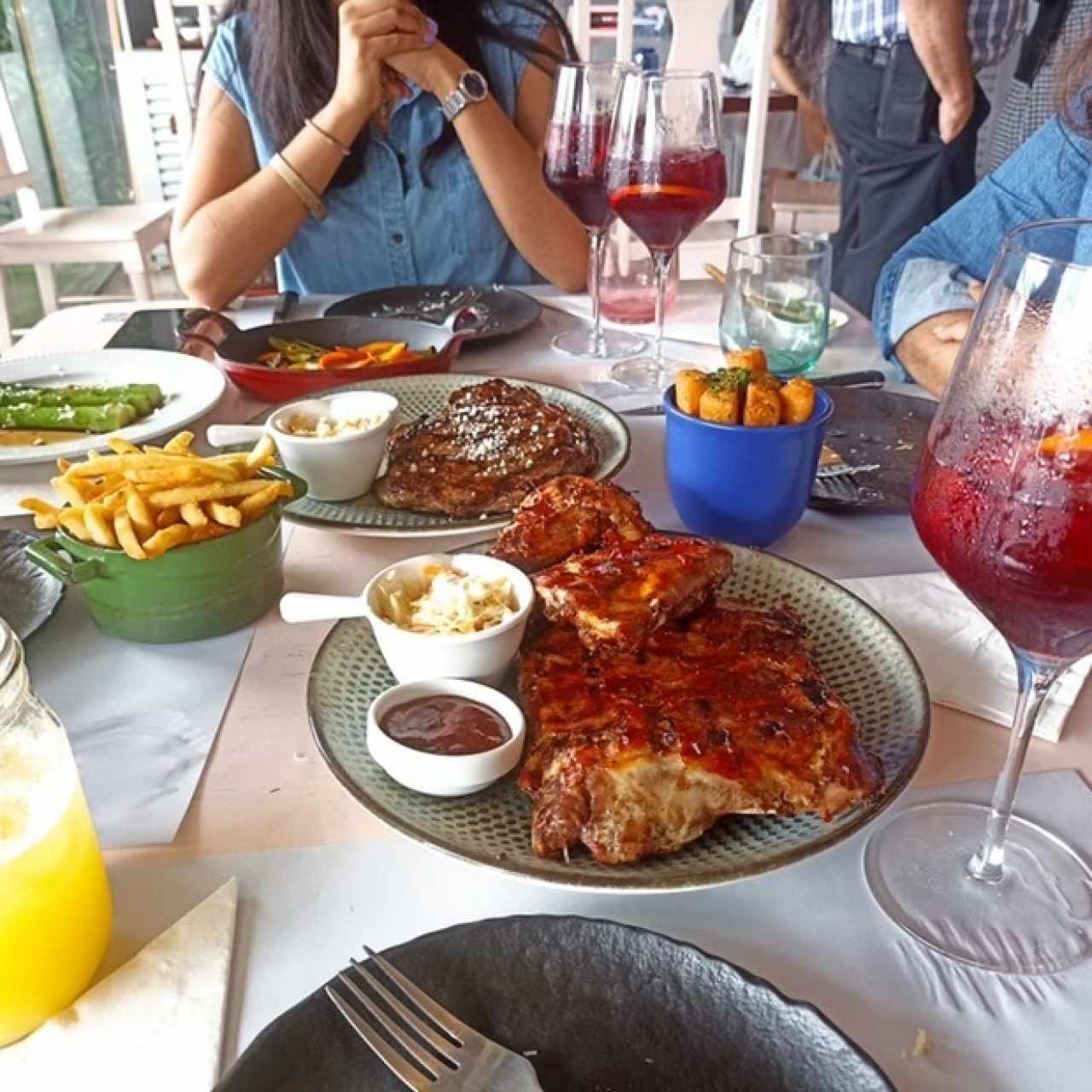 Rib eye, rack entero de costillas y acompañamientos