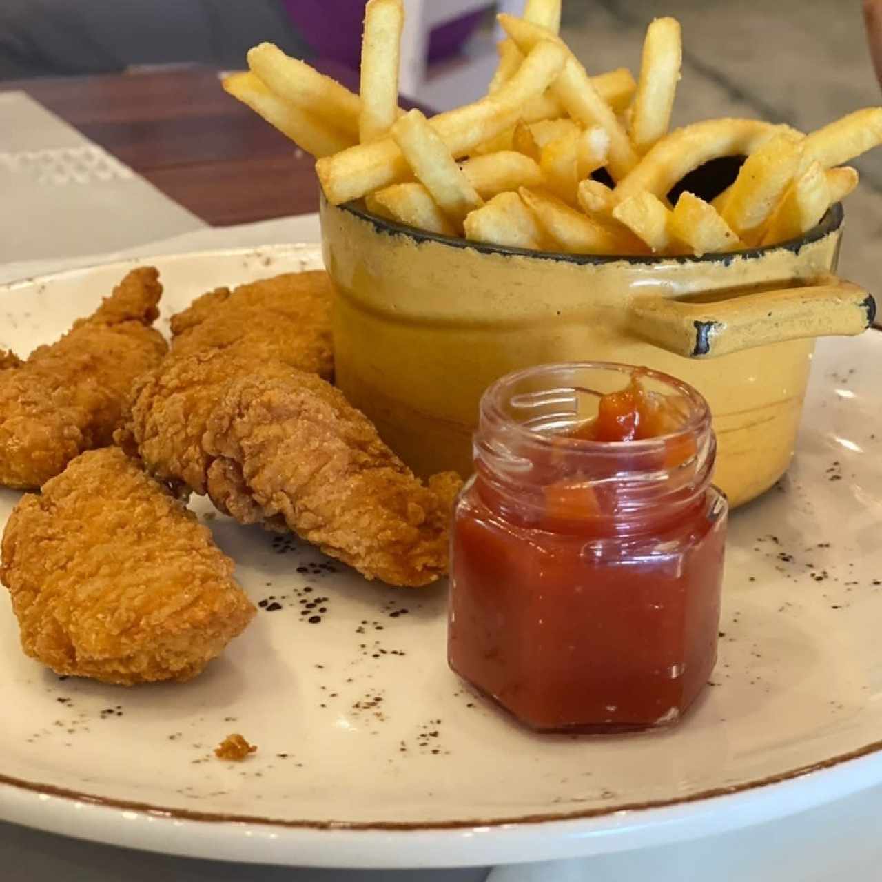 Dados de pollo con papitas (menu infantil)