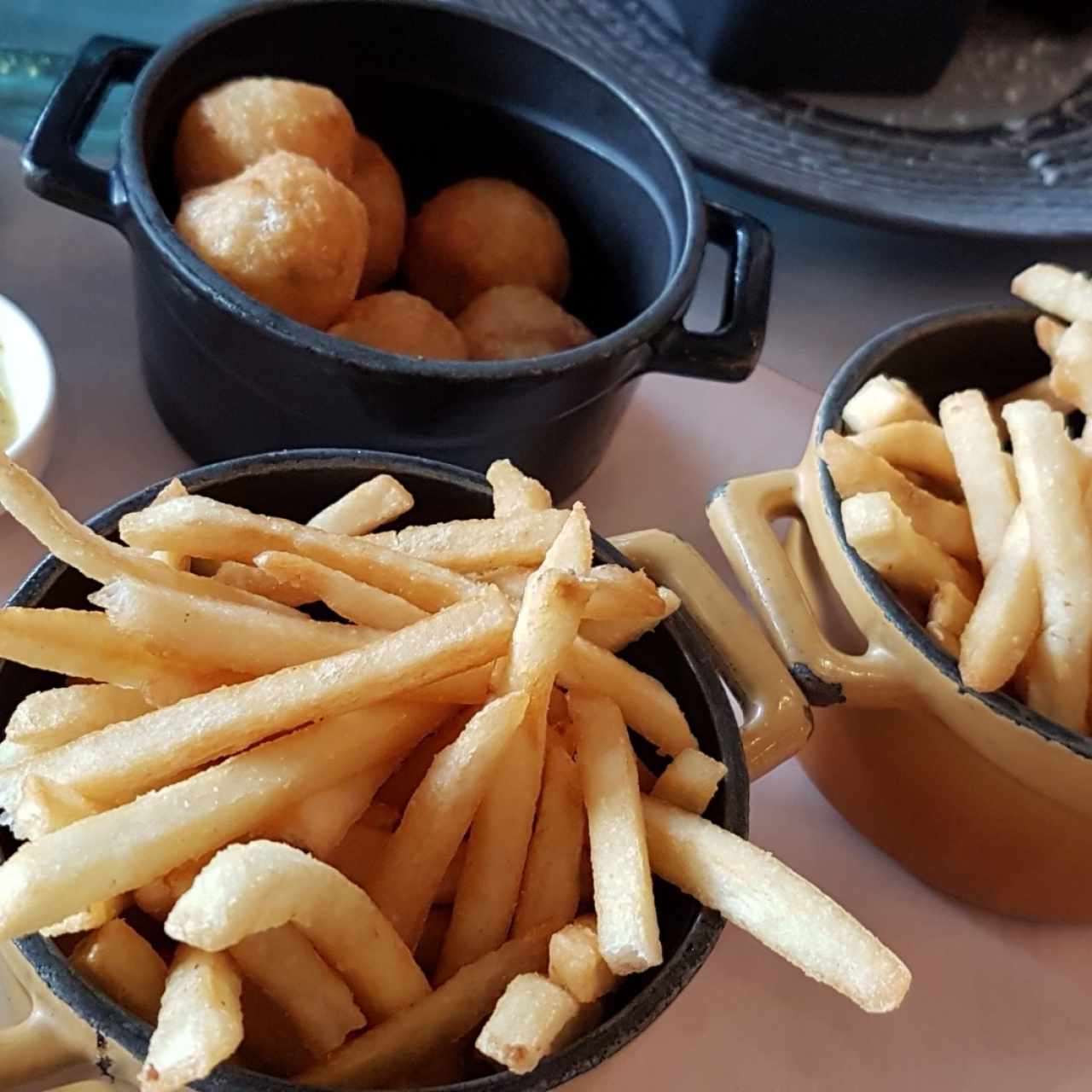 Papas y buñuelos de yuca fritos. (Acompañantes aparte) 