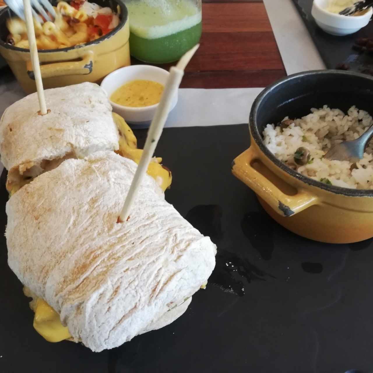 Acompañantes - Arroz Salteado y Sandwich de entraña