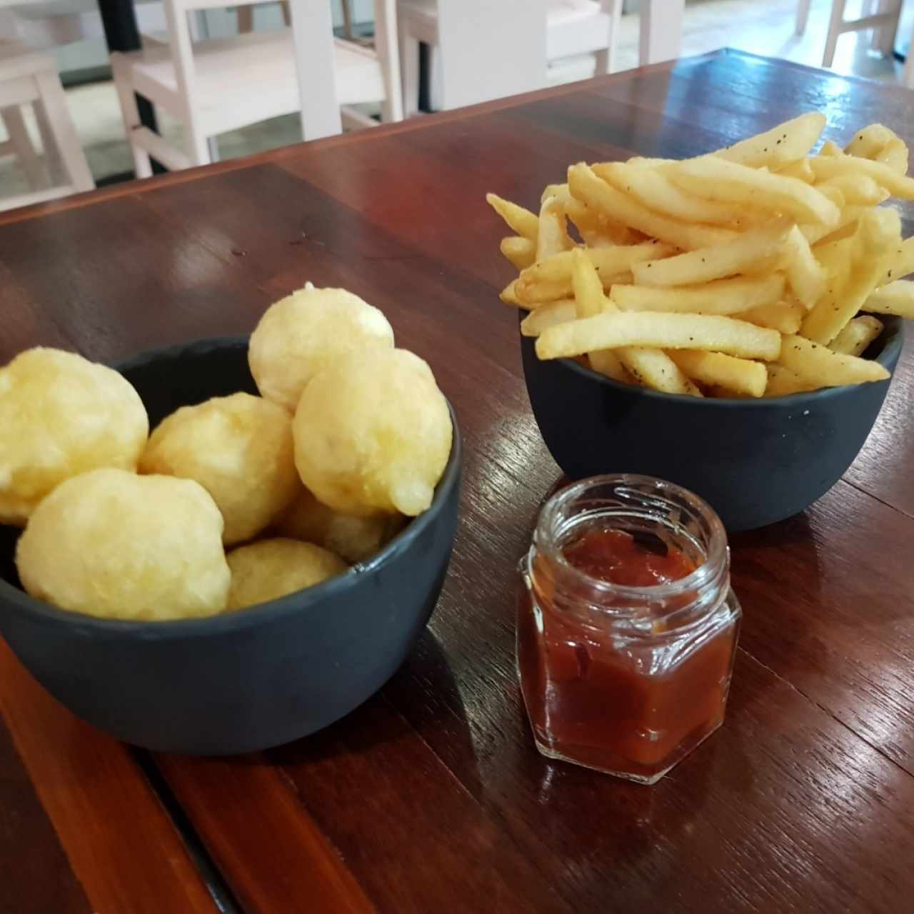 Acompañamientos buñuelos y papas fritas