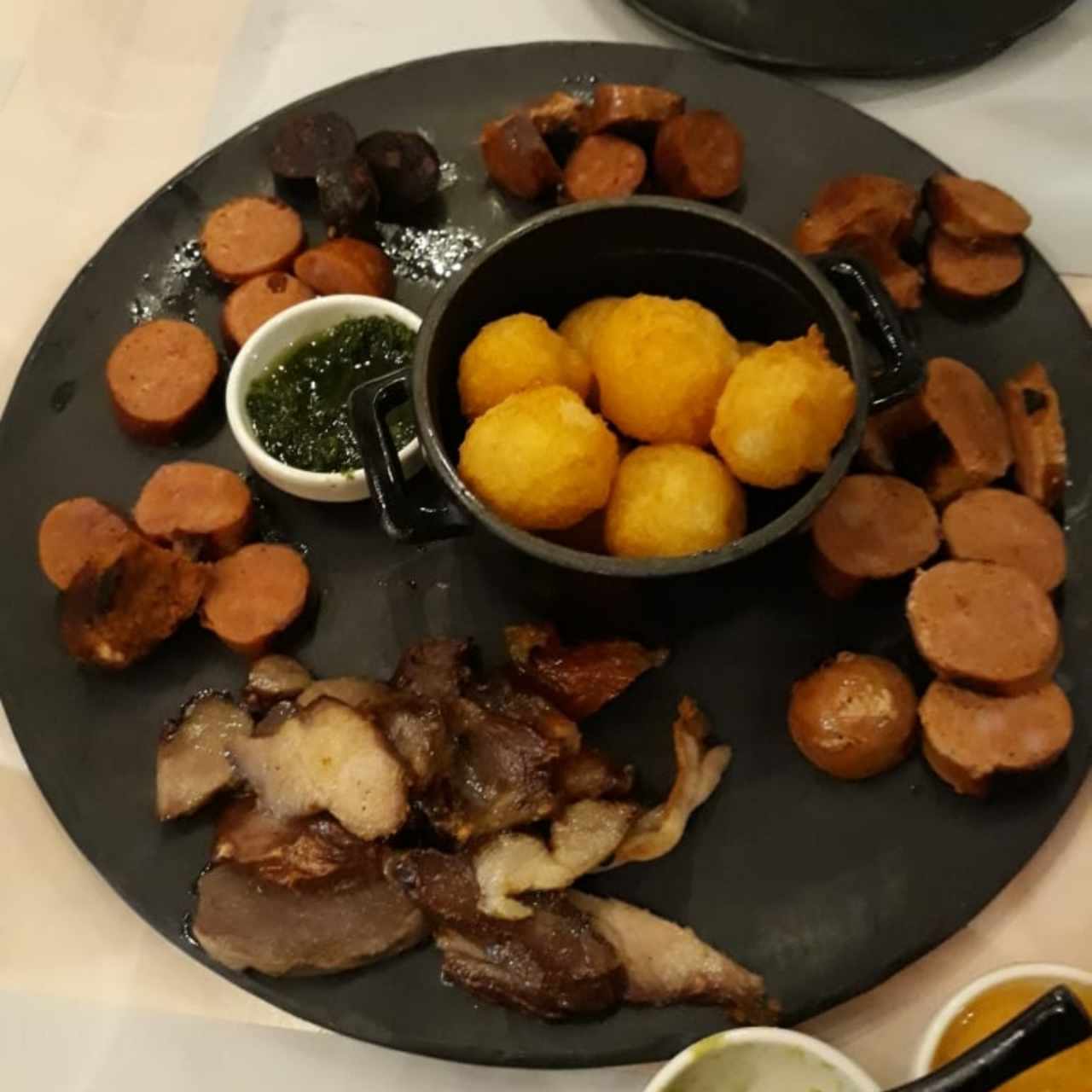 picada de chorizos y tasajo